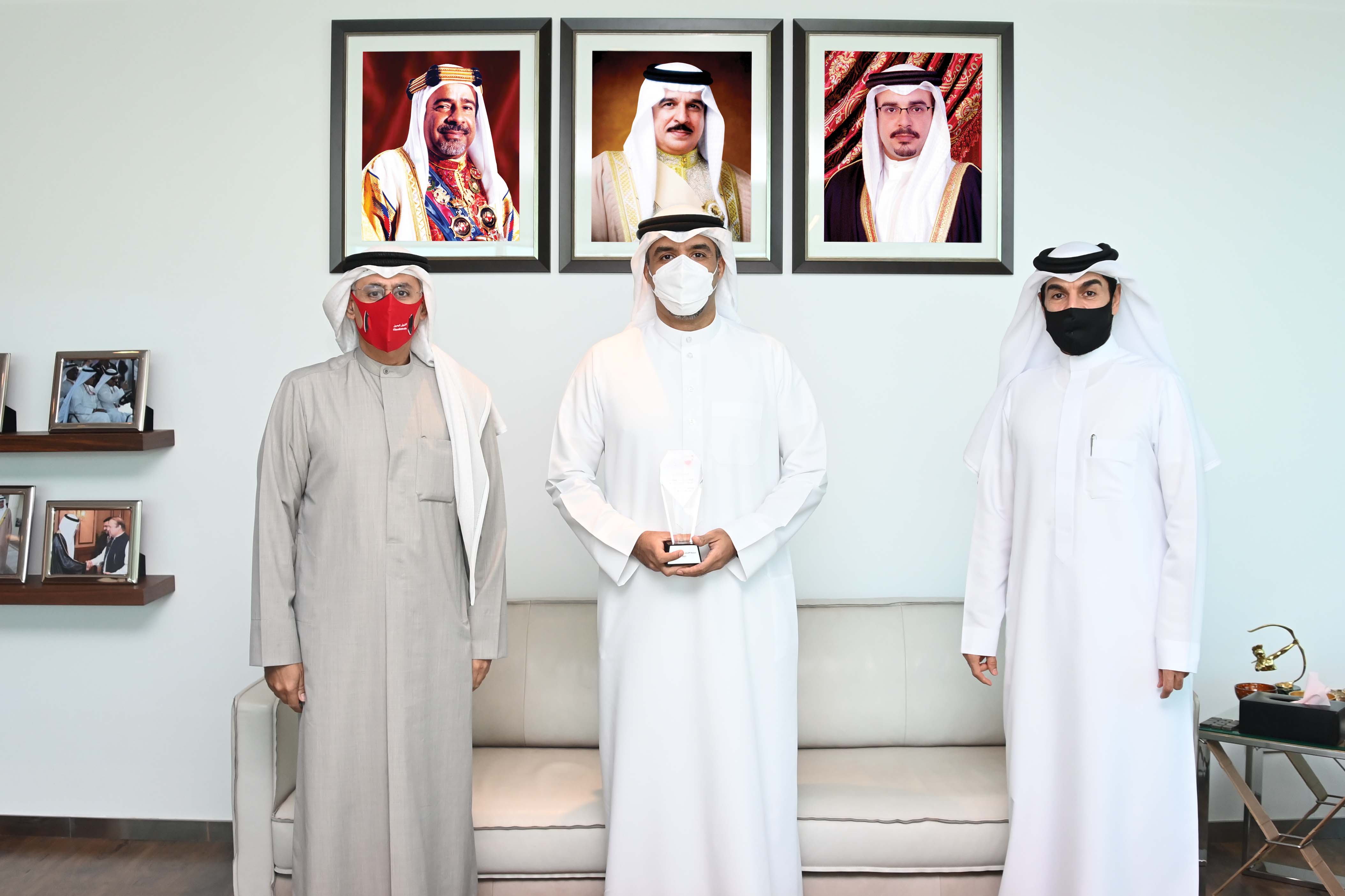 وزير الصناعة والتجارة والسياحة يستقبل الموظف محمد عاشور المتأهل للمرحلة الأخيرة ضمن أفضل 12 فكرة بمسابقة الابتكار الحكومي (فكرة)