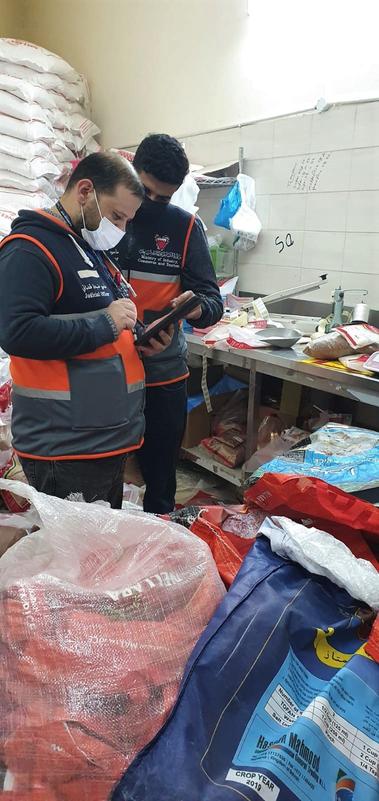 وزارة الصناعة والتجارة والسياحة ترصد مخالفات متعلقة بتغيير بيانات منتجات غذائية في مستودع يزاول نشاط تعبئة وتخزين من غير ترخيص