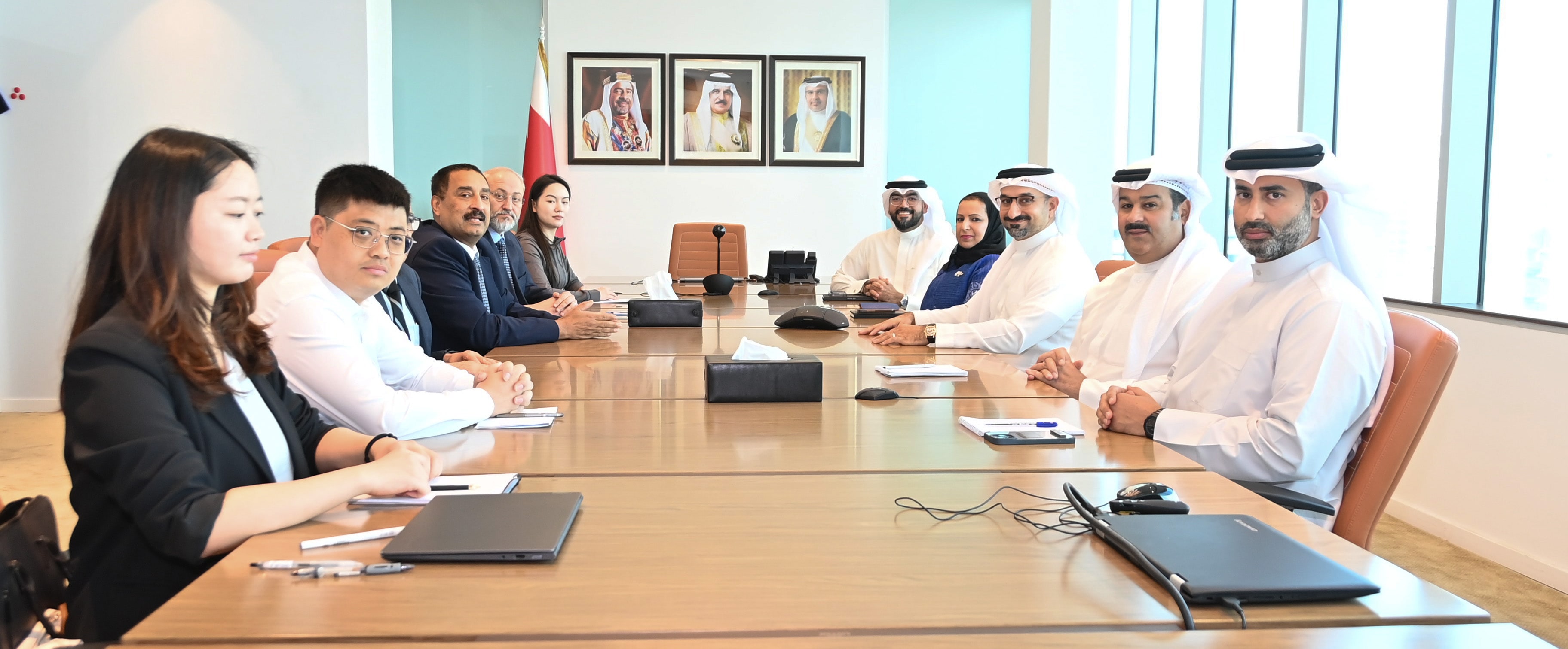 Minister of Industry and Commerce Discusses AI Cooperation with Shenzhen Federation Secretary-General