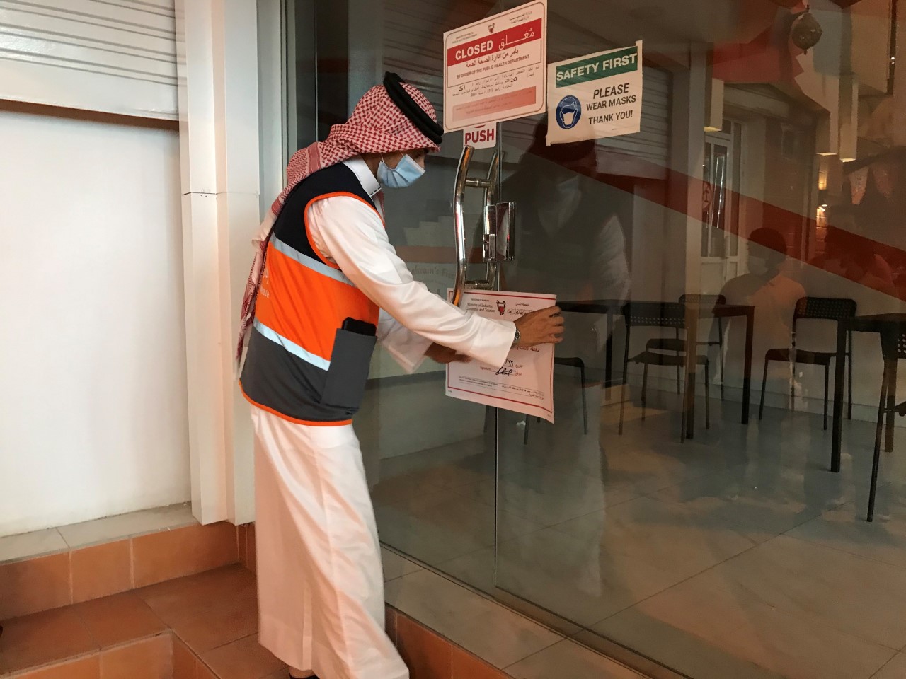 MoICT Administratively Shuts Violating Restaurant in Muharraq
