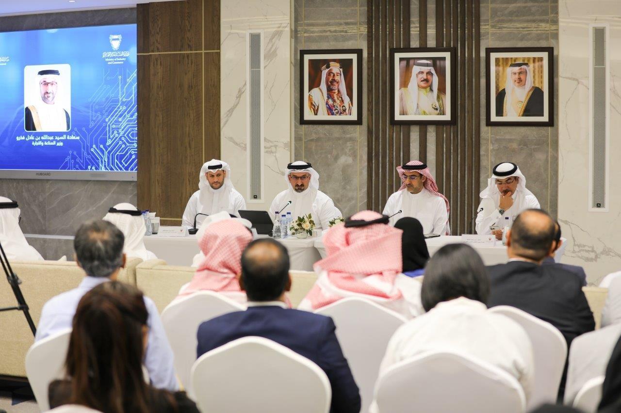 The Minister of Industry and Commerce meets the President of the Omani-Bahraini Friendship Association