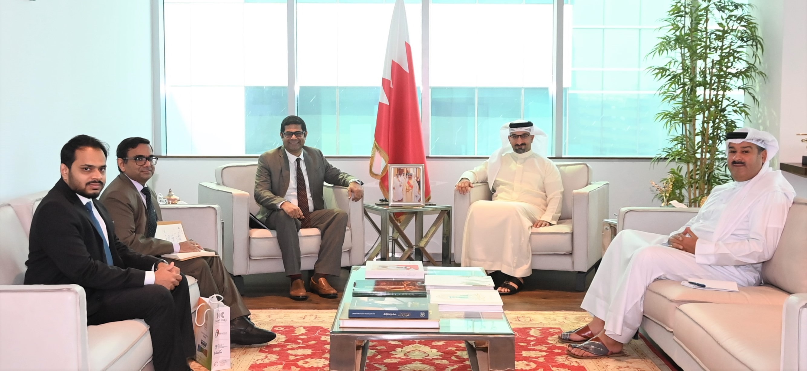 Minister of Industry and Commerce Receives EU Special Representative for the Gulf Region