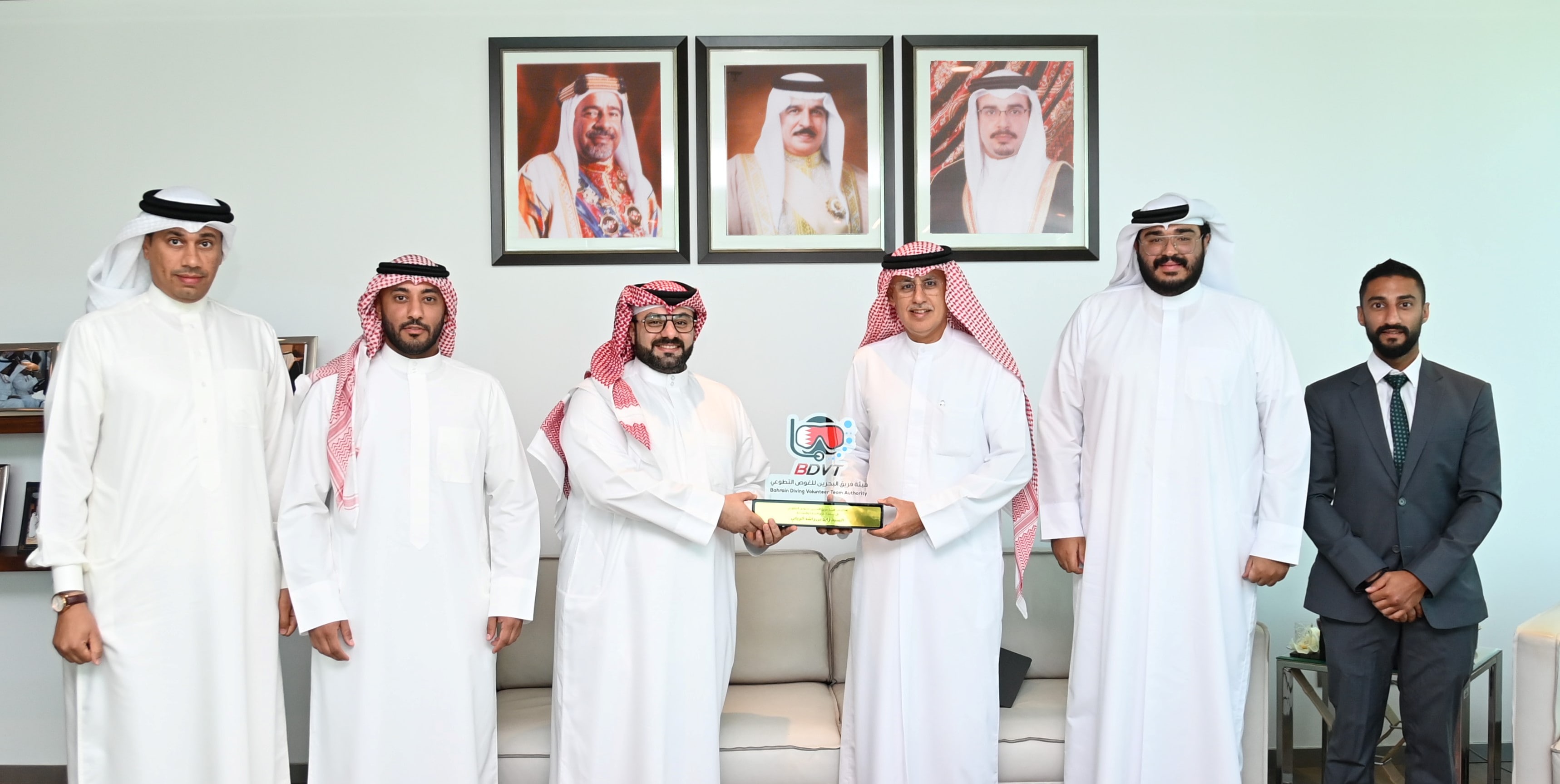 Minister of Industry and Commerce receives head of Bahrain Diving Volunteer Team