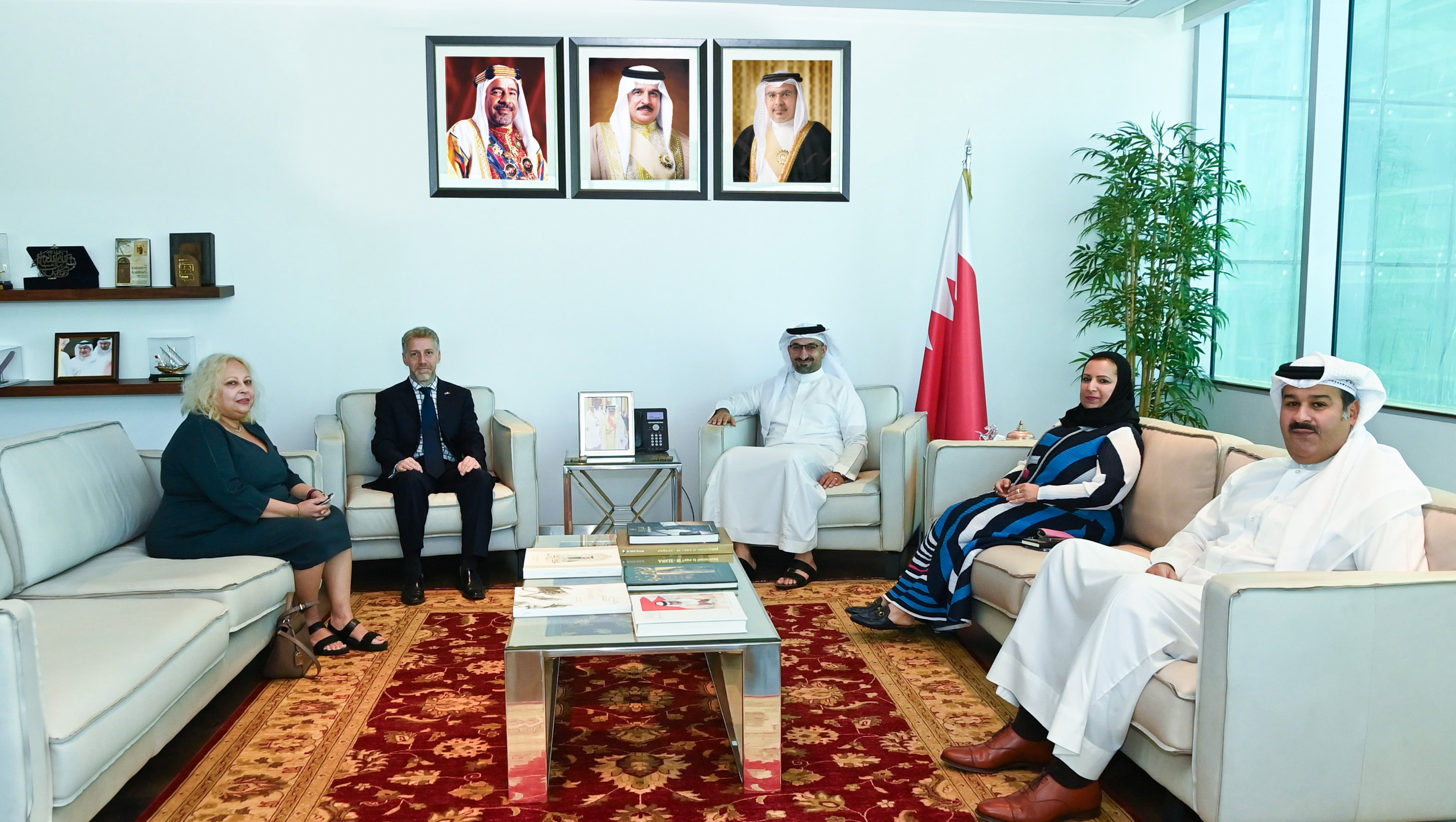 The Minister of Industry and Commerce Meets with the British Ambassador to the Kingdom of Bahrain