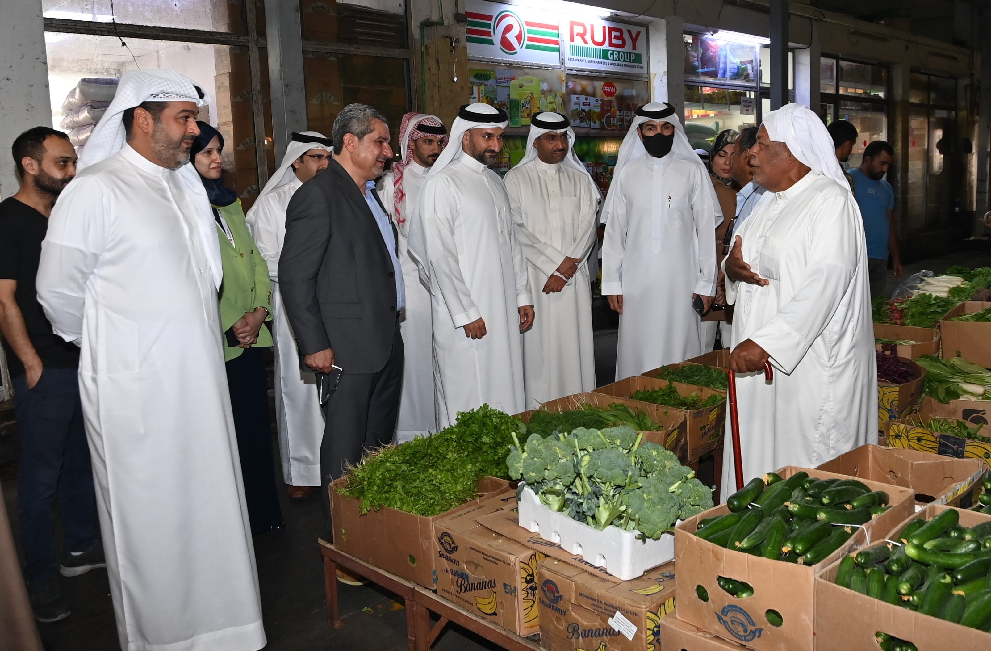Minister of Industry and Commerce visits Manama Central Market