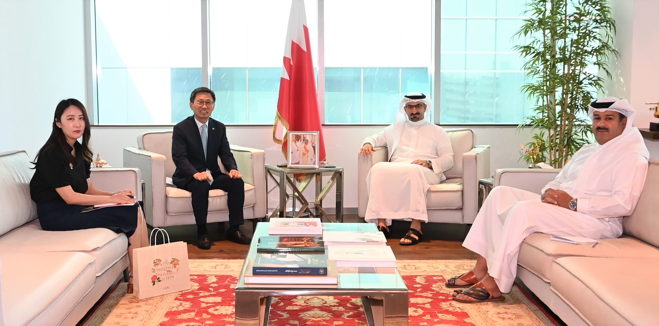 وزير الصناعة والتجارة يلتقي سفير جمهورية كوريا الجديد لدى مملكة البحرين