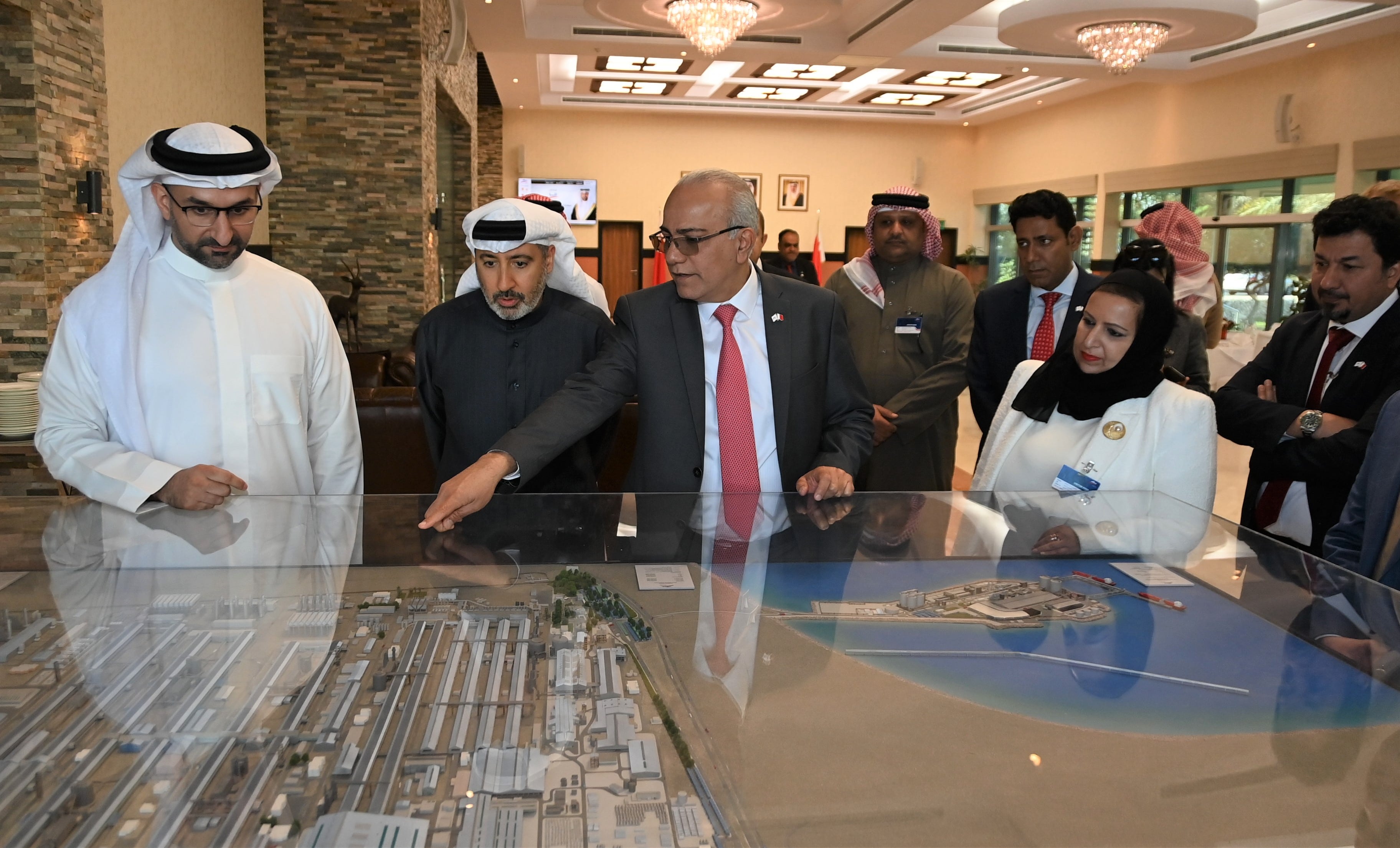 The Minister of Industry and Commerce visits (Alba) and Overviews operations of the sixth smelting line project
