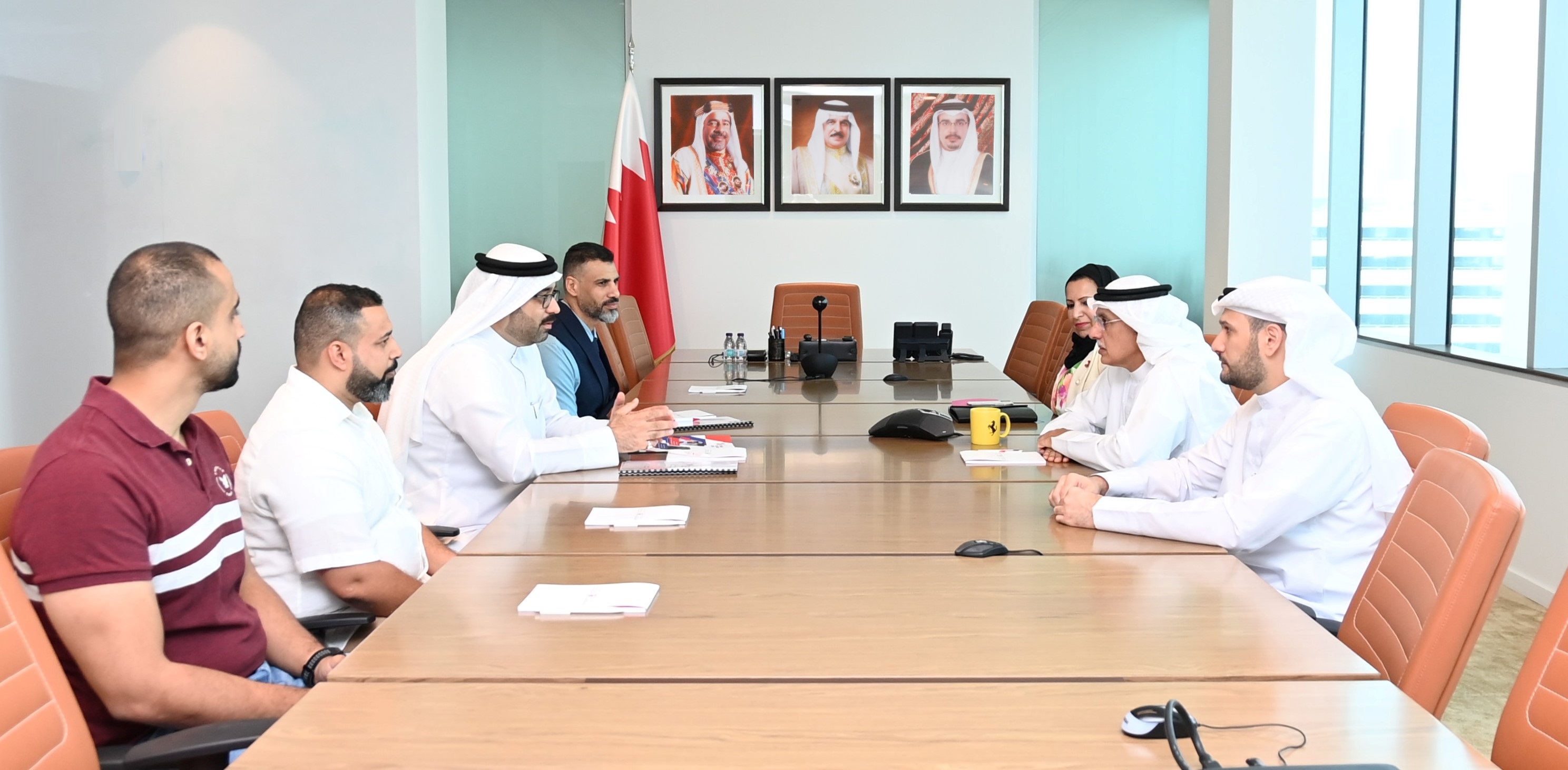 لدى لقائه رئيس مجلس إدارة اتحاد الأكاديميات الرياضية الدولي وزير الصناعة والتجارة: مواصلة دعم الأنشطة والفعاليات المجتمعية