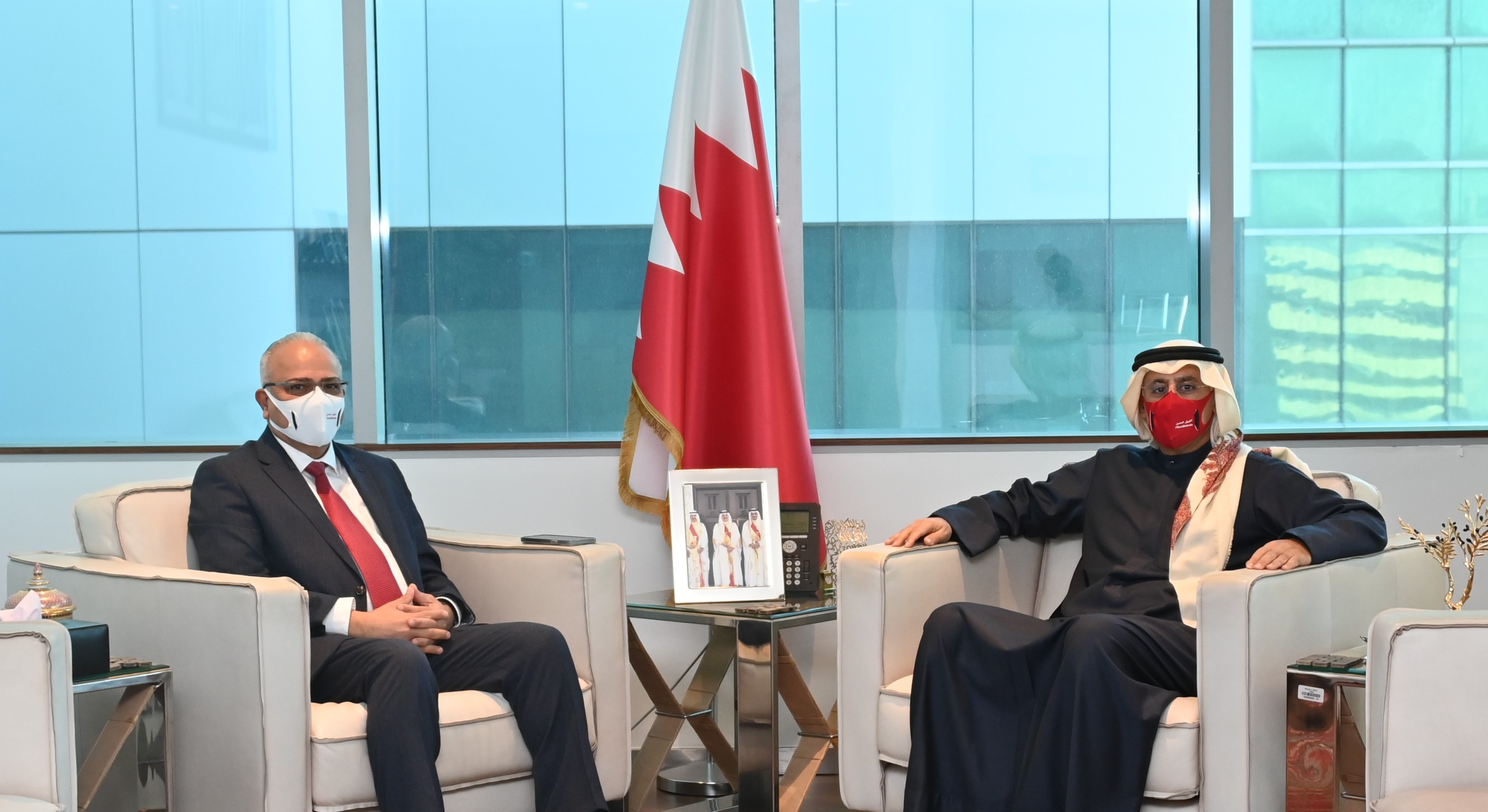 وزير الصناعة والتجارة والسياحة يلتقي بالرئيس التنفيذي لشركة ألمنيوم البحرين (ألبا) لبحث سبل تعزيز الصناعات الوطنية وتكاملها مع الصناعات الخليجية
