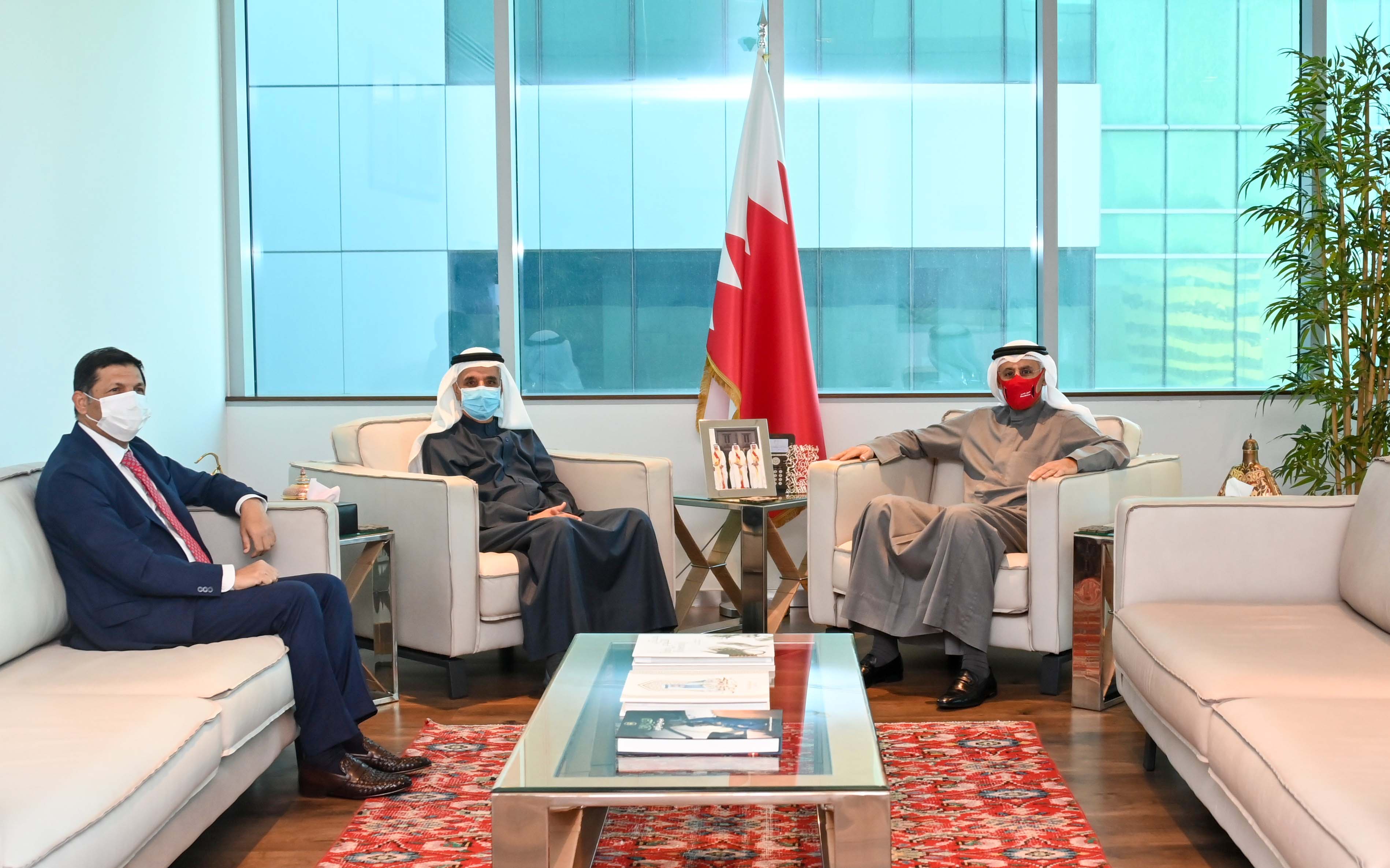 وزير الصناعة والتجارة والسياحة يستقبل رئيس مجلس الإدارة والرئيس التنفيذي لبنك البحرين والكويت