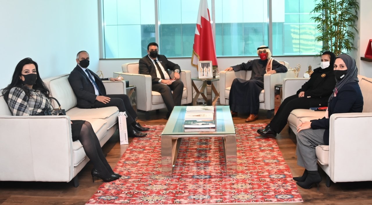 وزير الصناعة والتجارة والسياحة يجتمع بالمدير العام لمعهد البحرين للدراسات المصرفية والمالية