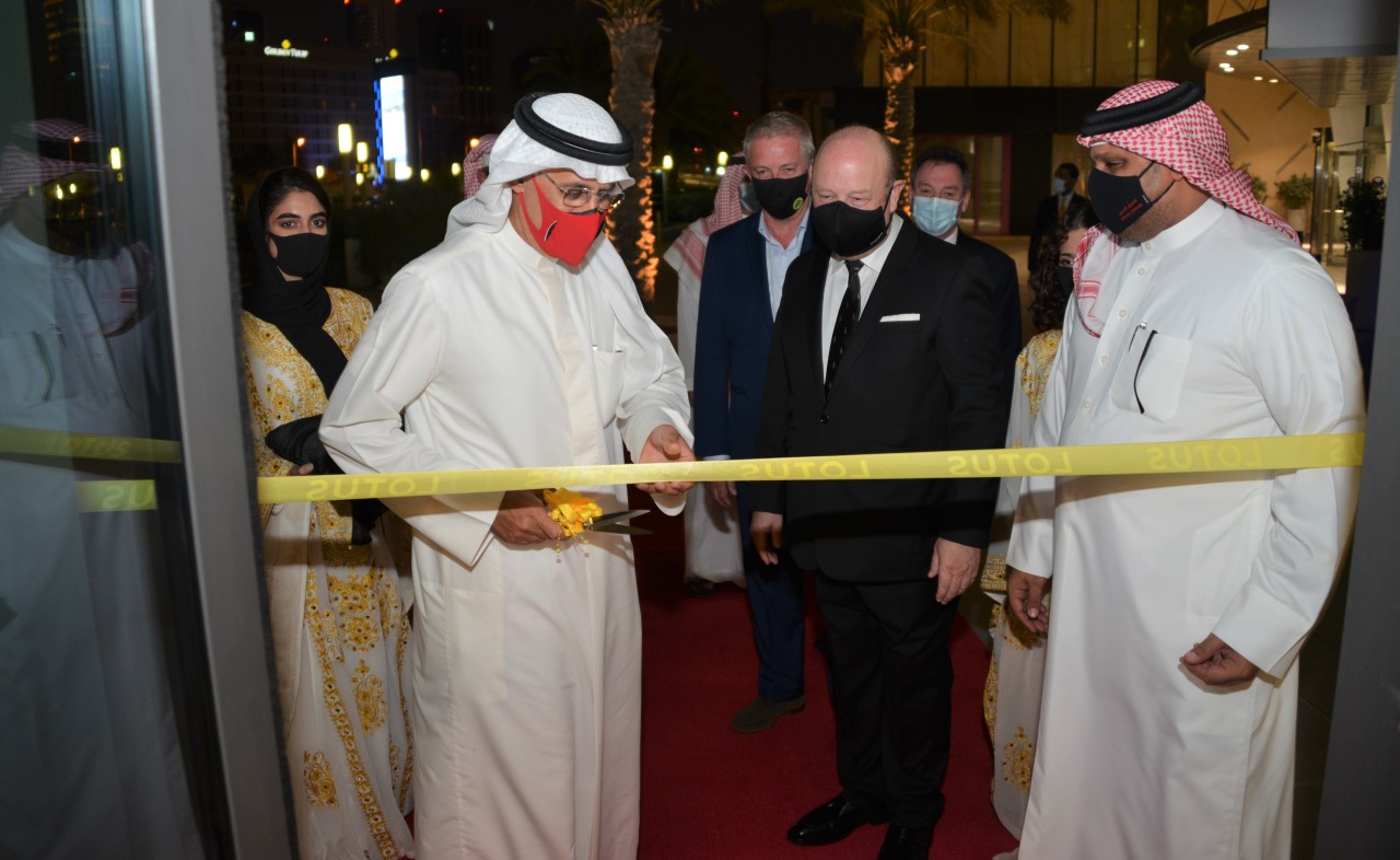 وزير الصناعة والتجارة والسياحة يفتتح معرض ومركز خدمات لوتس إميرا للسيارات الرياضية
