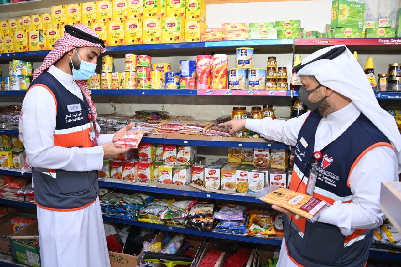 إدارة التفتيش بوزارة الصناعة والتجارة والسياحة ترصد بيع منتجات منتهية الصلاحية