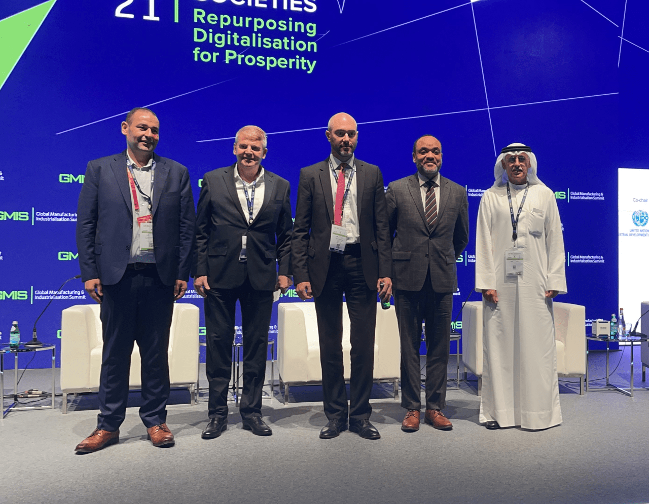 وزير الصناعة والتجارة والسياحة متحدثاً في القمة العالمية للصناعة والتصنيع في إكسبو 2020 في دبي
