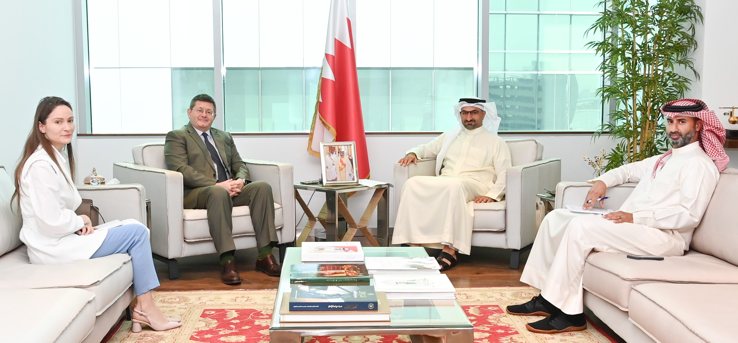 وزير الصناعة والتجارة يلتقي بسفير المملكة المتحدة لدى مملكة البحرين بمناسبة انتهاء فترة عمله