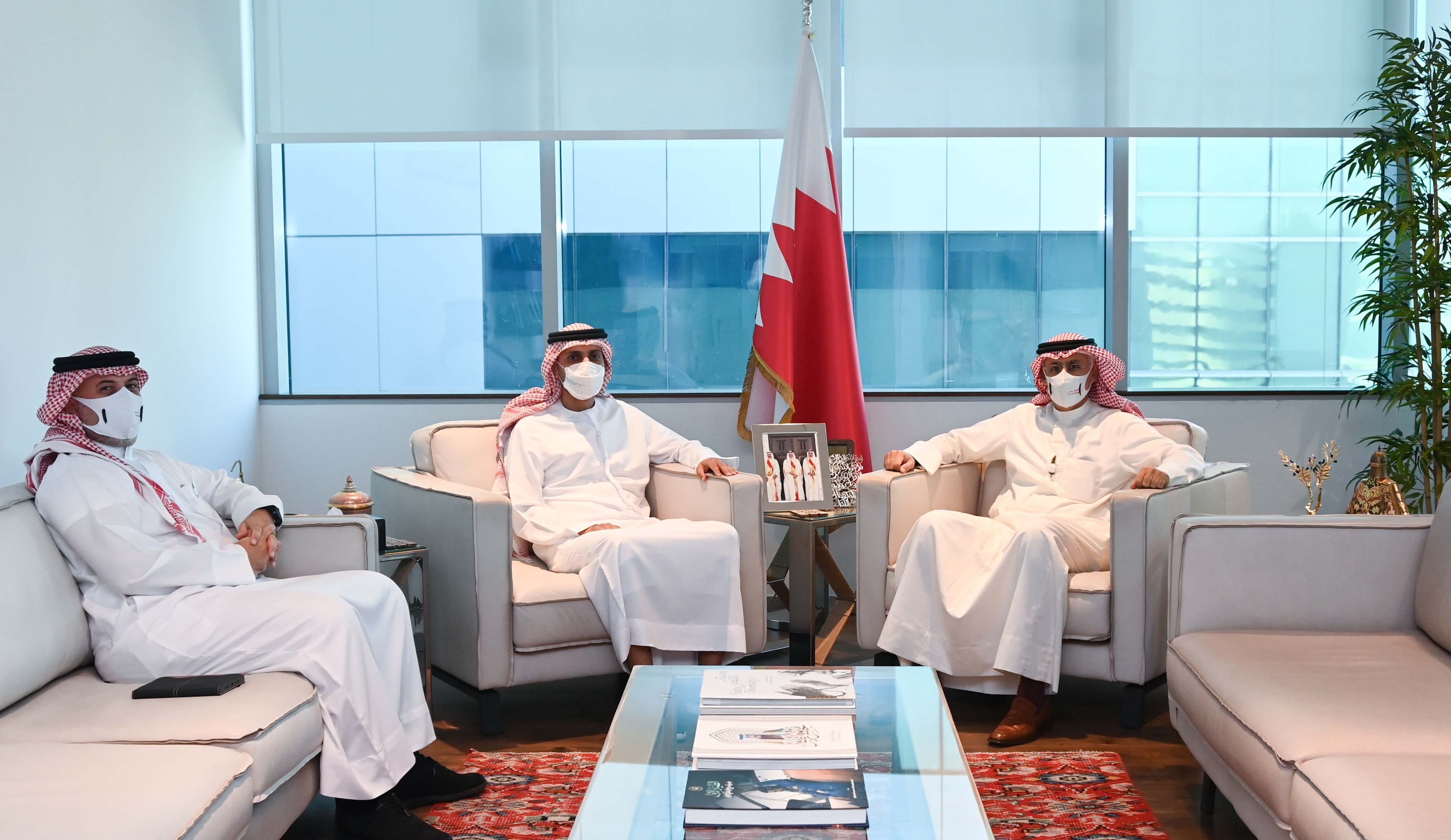 في إطار الزيارة الرسمية التي يقوم بها إلى مملكة البحرين وزير الصناعة والتجارة والسياحة يستقبل الرئيس التنفيذي لسوق أبو ظبي للأوراق المالية بدولة الإمارات العربية المتحدة الشقيقة