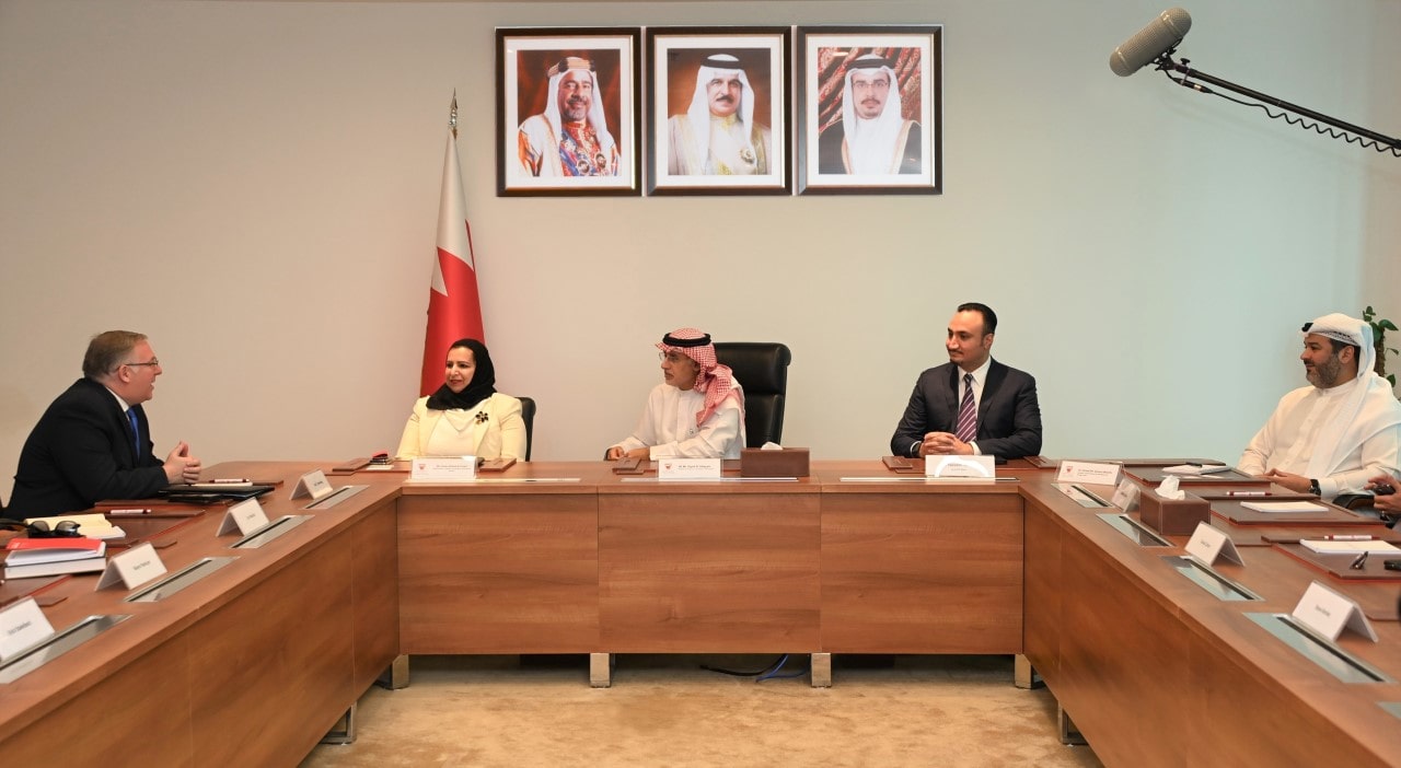 خلال اجتماعه بمجموعة من رجال الاعمال الامريكيين وزير الصناعة والتجارة والسياحة يؤكد ترحيب البحرين بجميع الاستثمارات العالمية ذات القيمة الاقتصادية العالية