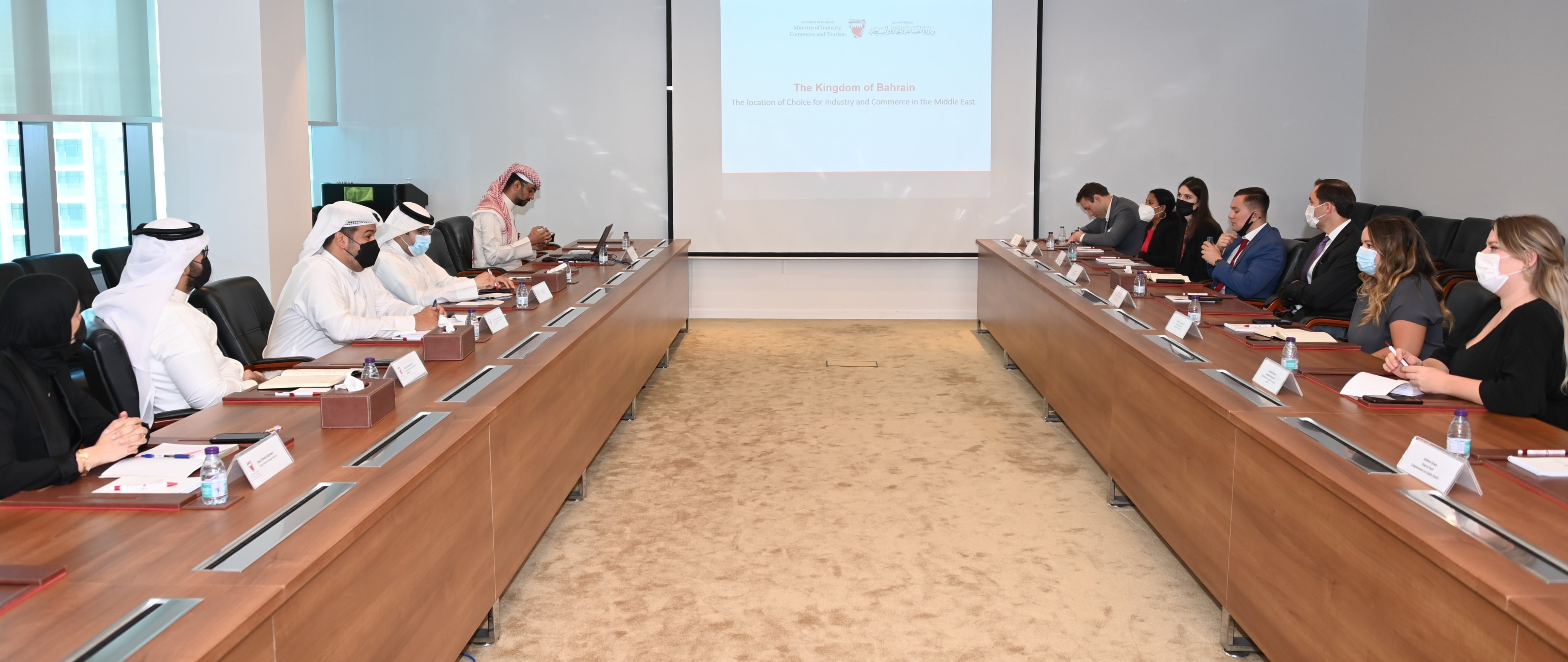 أكدوا على عمق العلاقات المشتركة وجهود حكومتي البلدين لتطويرها كبار المسئولين بوزارة الصناعة والتجارة والسياحة يجتمعون بوفد مجلسي النواب والشيوخ الأمريكي الذي يزور مملكة البحرين