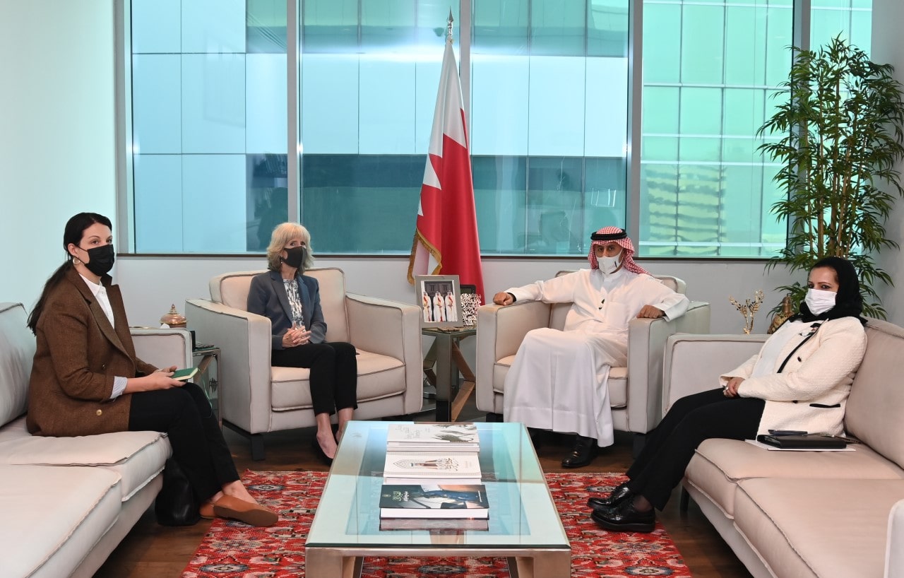 وزير الصناعة والتجارة والسياحة يستقبل القائم بأعمال سفارة الولايات المتحدة الامريكية المعتمدة لدى مملكة البحرين