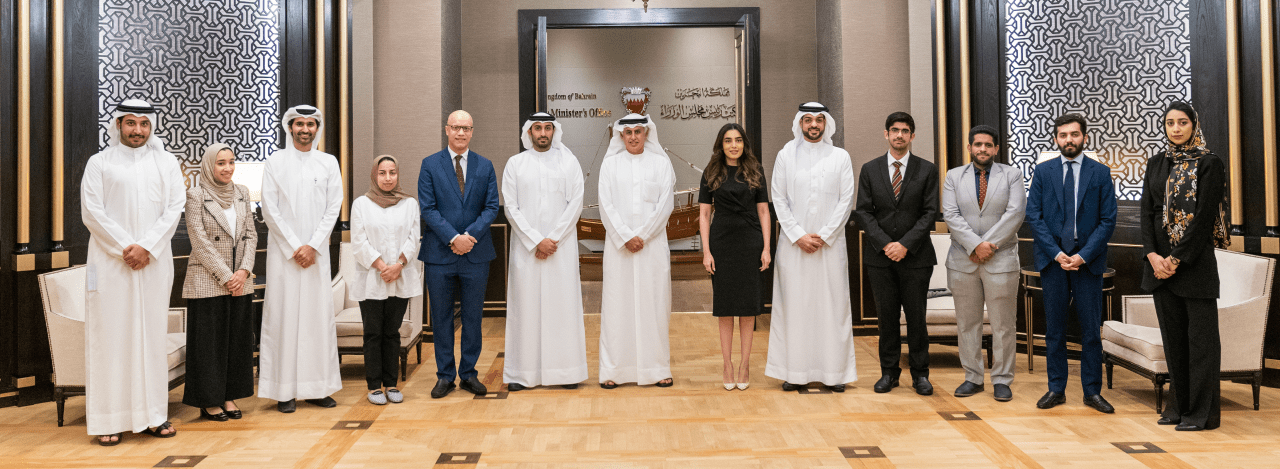 وزير الصناعة والتجارة يلتقي منتسبي الدفعة السابعة من برنامج رئيس مجلس الوزراء لتنمية الكوادر الحكومية