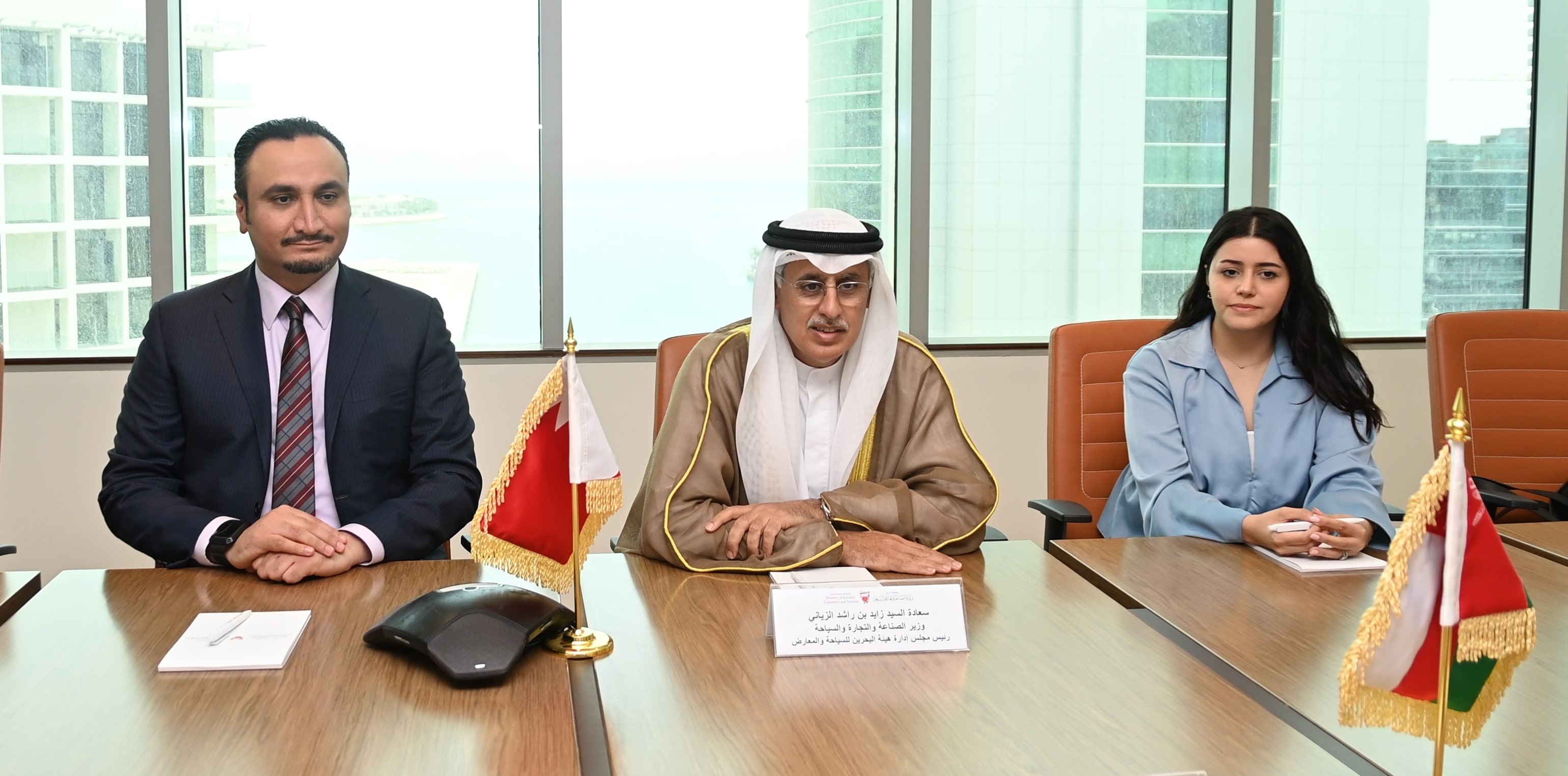  وزير الصناعة والتجارة والسياحة يجري مباحثات ثنائية مع معالي وزير التراث والسياحة بسلطنة عمان الشقيقة