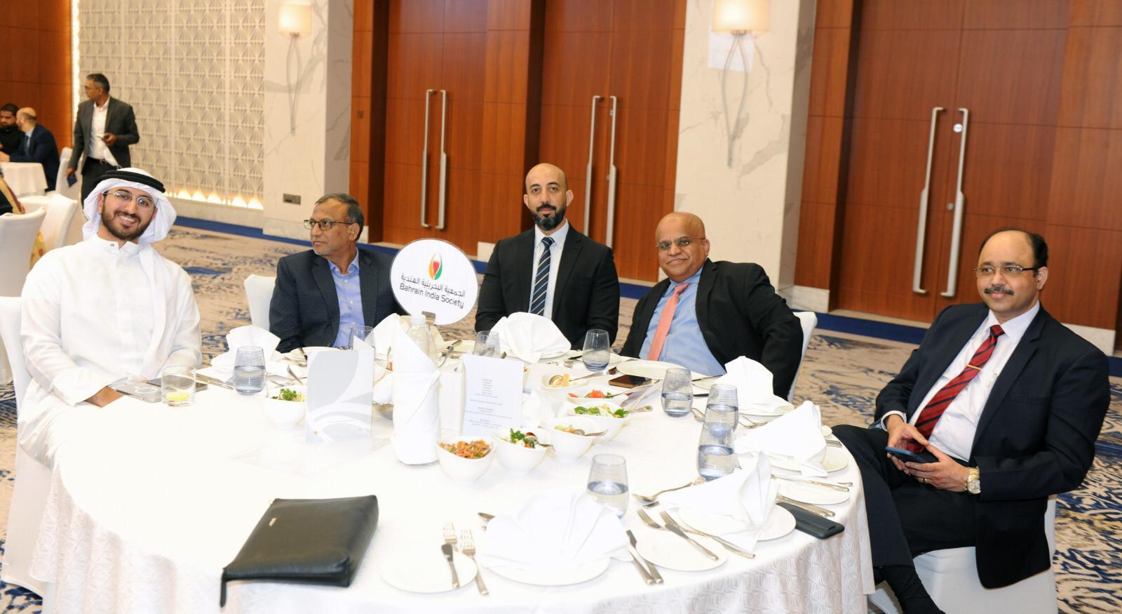 استعرض خلاله العلاقات التاريخية البحرينية الهندية وزير الصناعة والتجارة متحدثا في غداء العمل الذي تنظمه الجمعية البحرينية الهندية