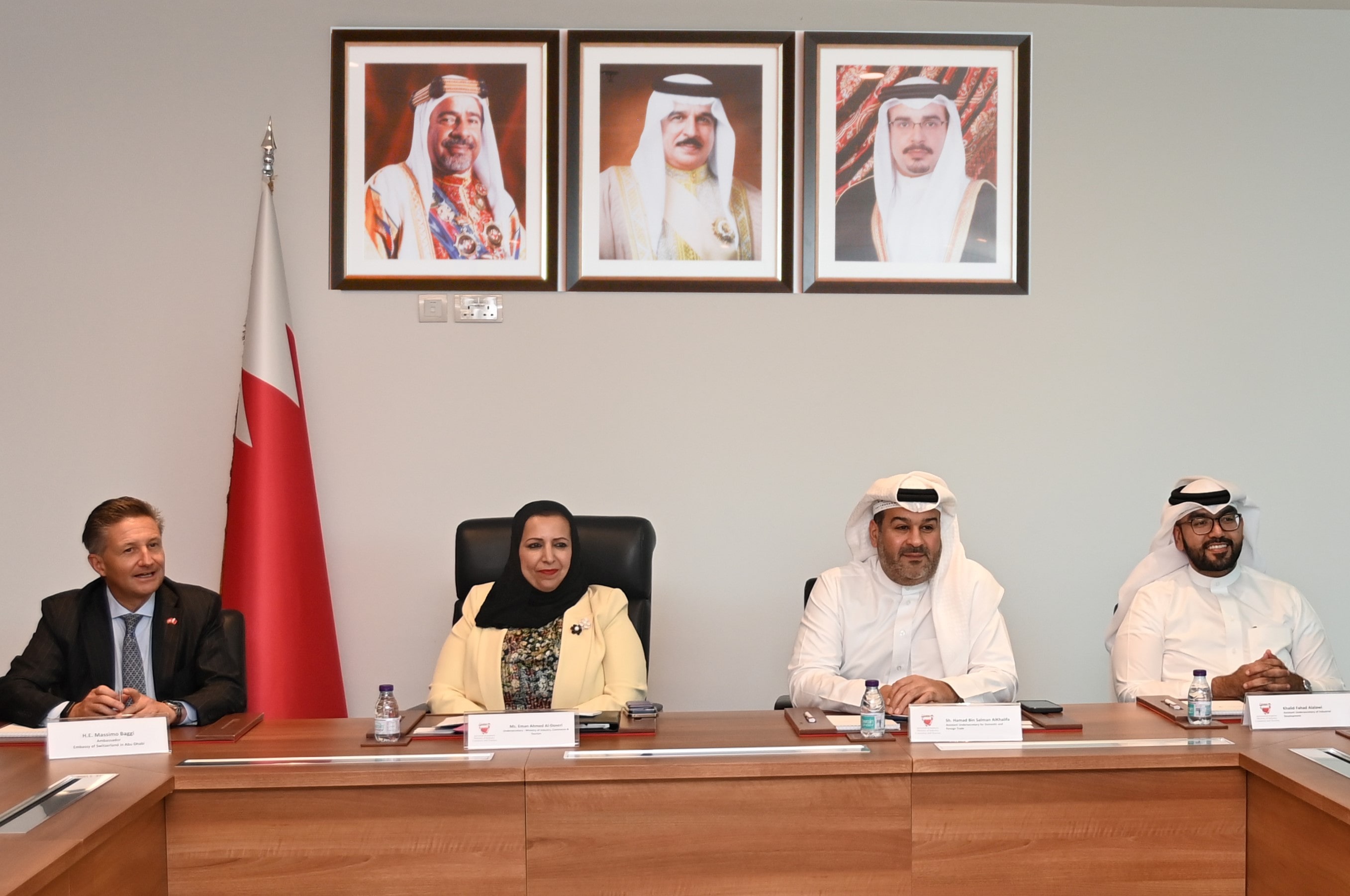 في إطار الزيارة الرسمية التي يقومون بها إلى مملكة البحرين وكيل الوزارة تجتمع برئيس وأعضاء البعثة الاقتصادية السويسرية