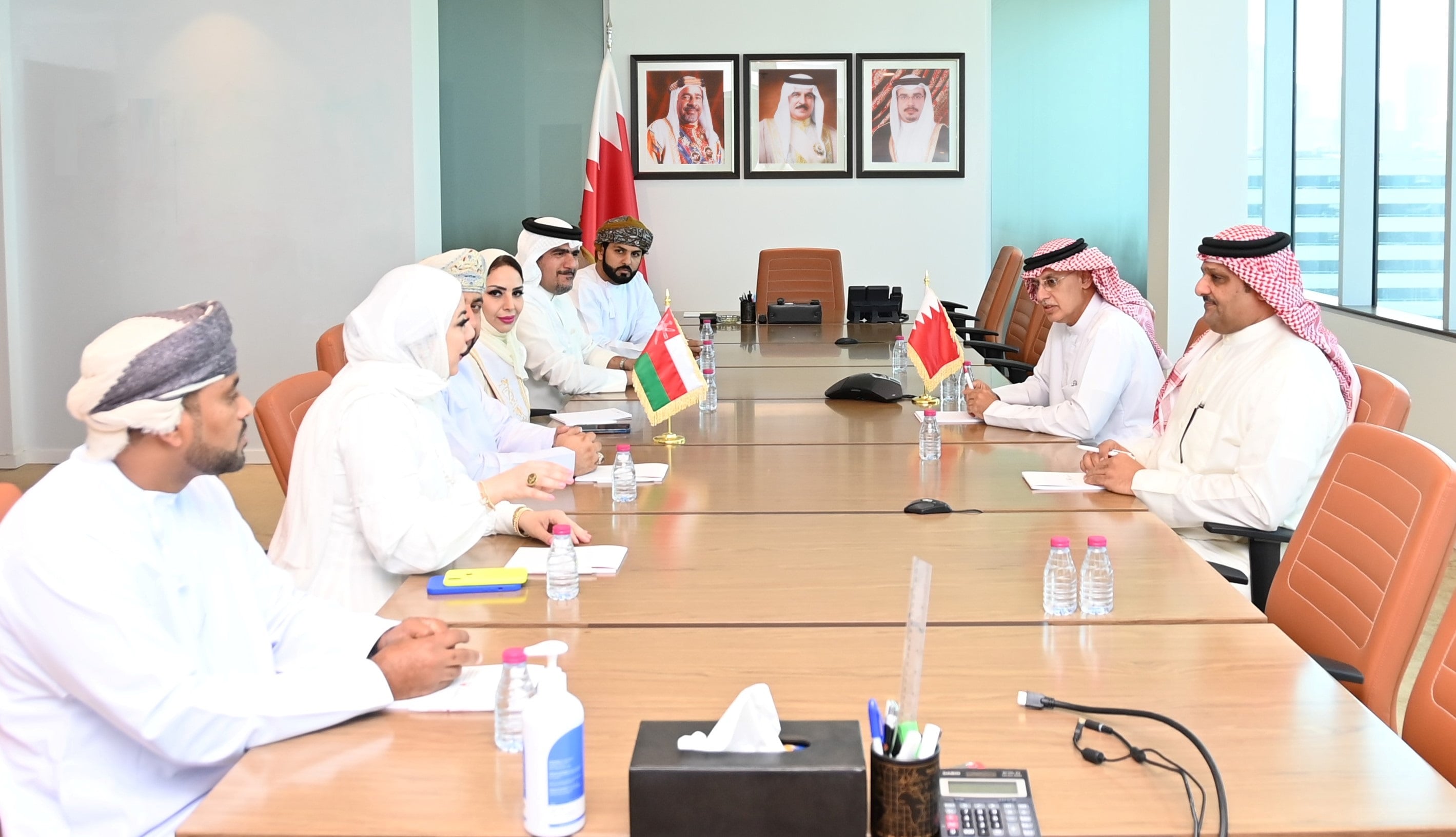 على هامش تدشين النسخة الأولى من المعرض البحريني العماني للعطور وزير الصناعة والتجارة يجتمع برئيس جمعية الصداقة العمانية البحرينية