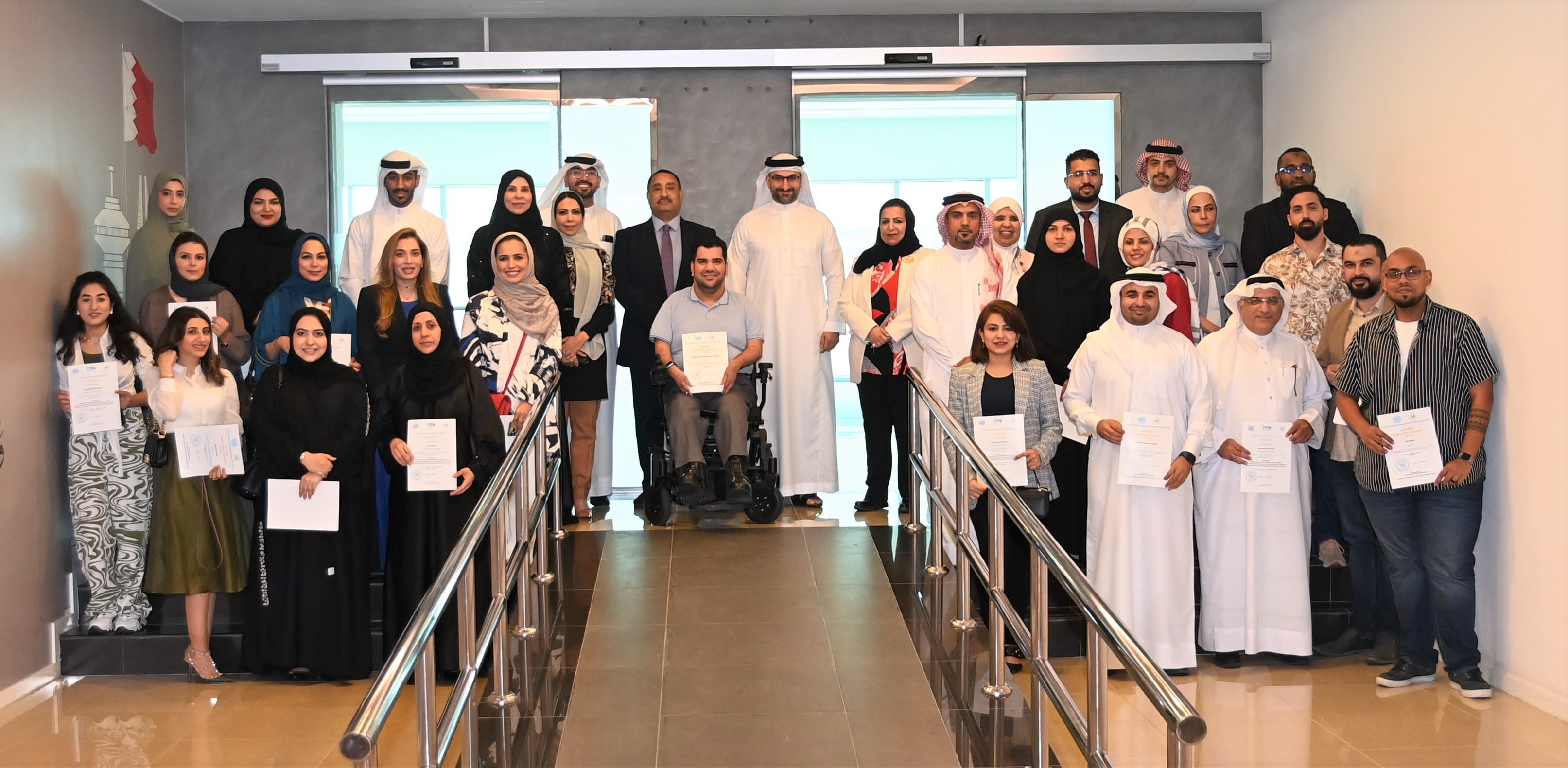 وزير الصناعة والتجارة يكرم مجموعة من رواد الأعمال البحرينيين الذين أتموا برنامج تنمية المؤسسات وتحفيز الاستثمار بنجاح