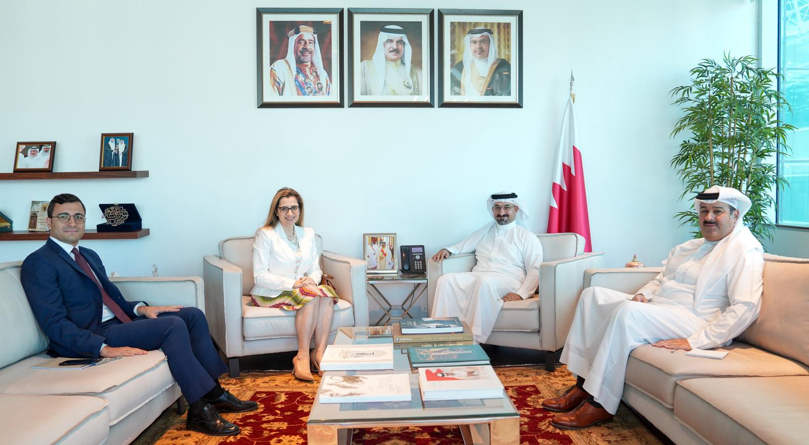 وزير الصناعة والتجارة يستقبل سفيرة الجمهوريّة الإيطالية لدى مملكة البحرين بمناسبة انتهاء فترة عملها