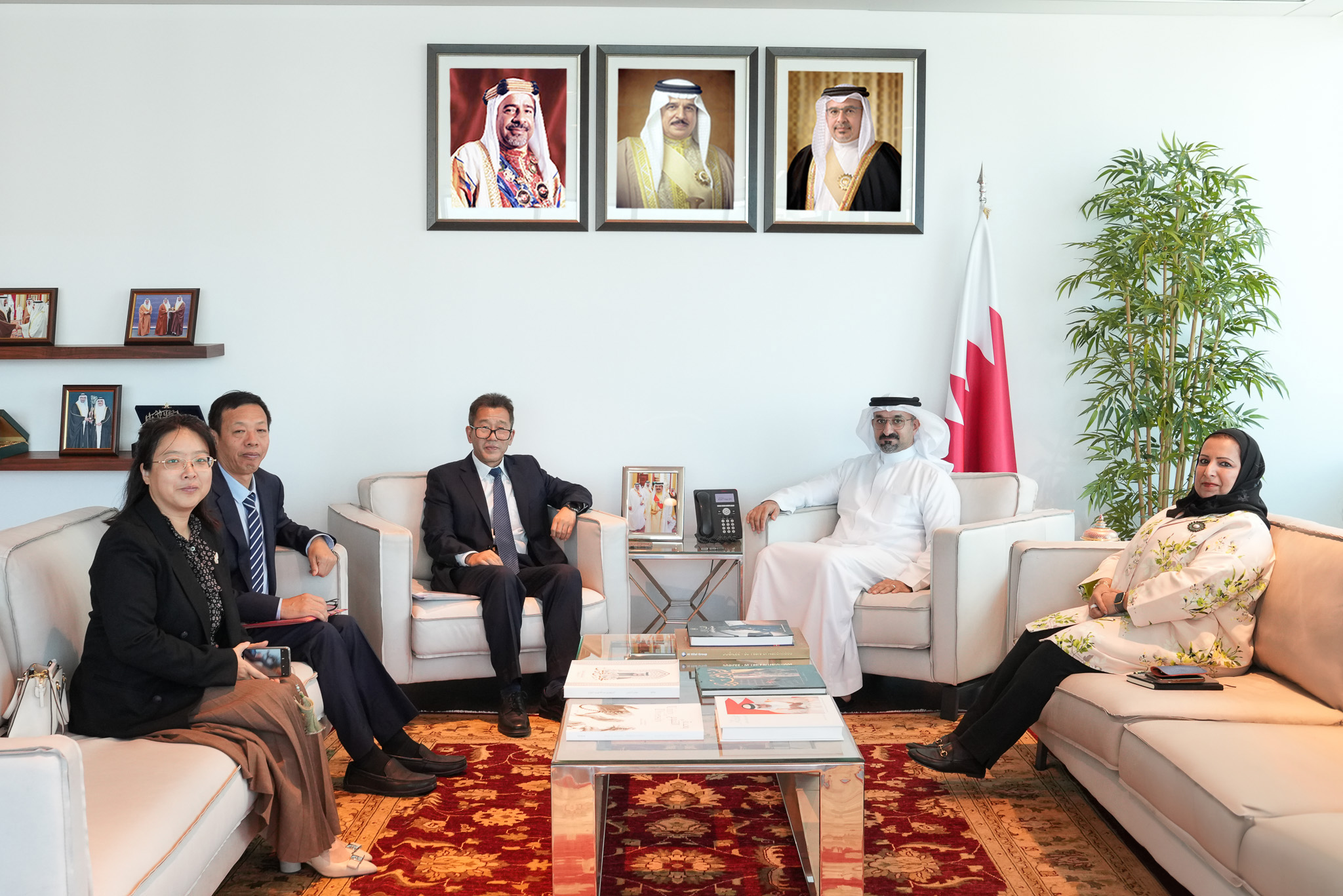 وزير الصناعة والتجارة يستقبل سفير جمهورية الصين الشعبية لدى مملكة البحرين