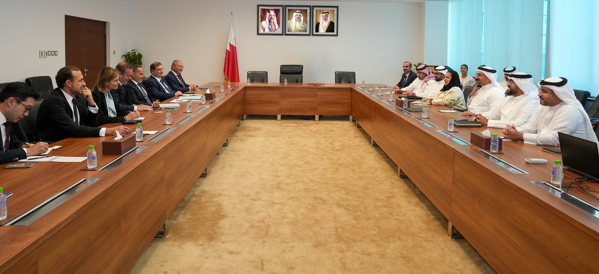 وزير الصناعة والتجارة يجتمع مع المندوب الوزاري المعني بالتحول الرقمي في إمارة موناكو