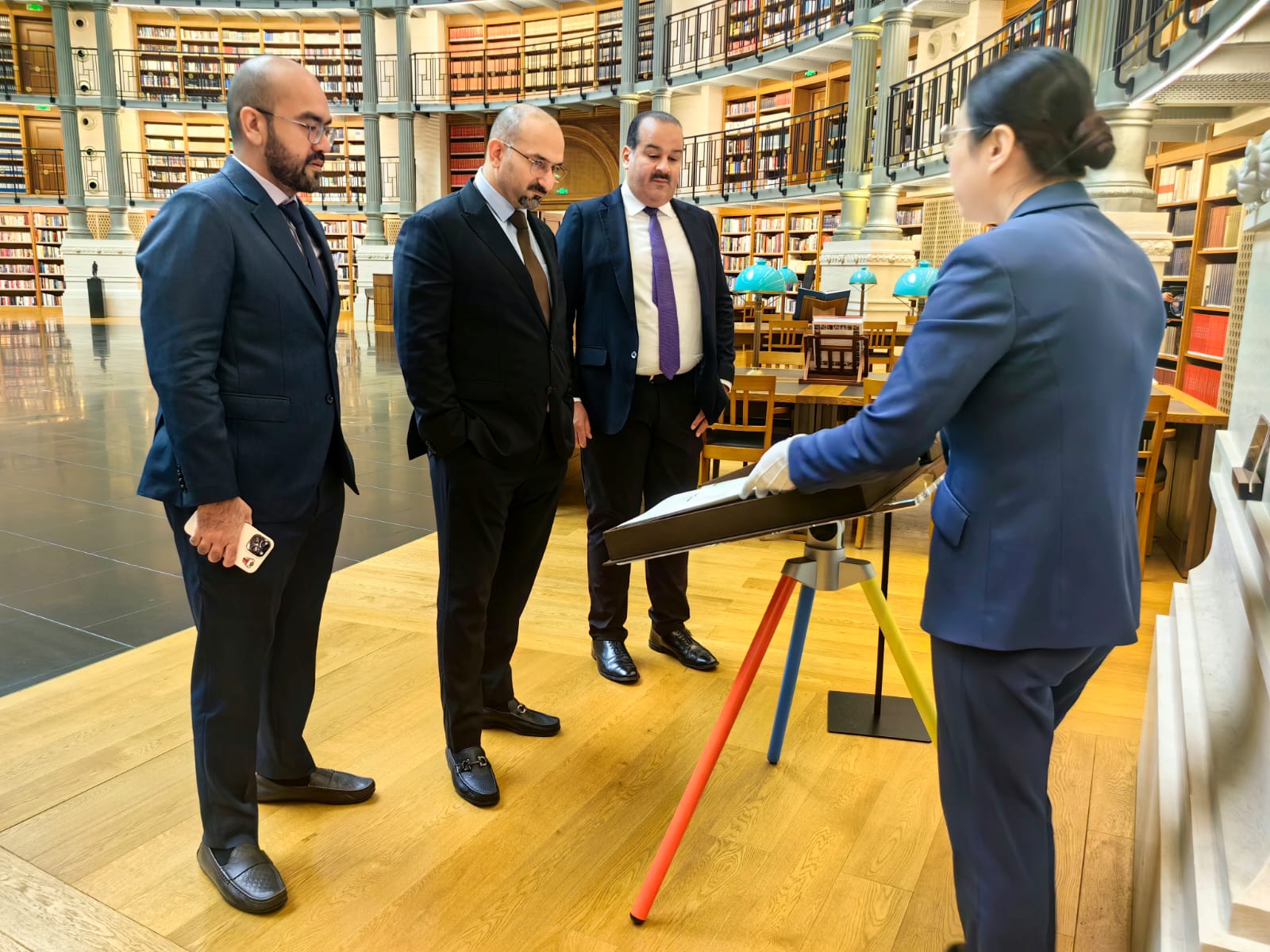 Minister of Industry and Commerce Visits Huawei Headquarters in Shenzhen