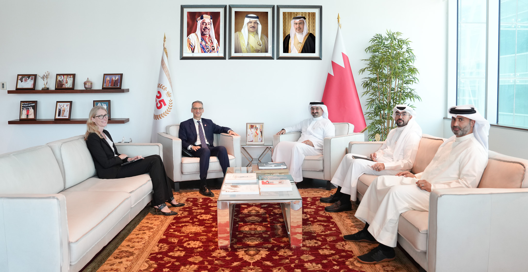 وزير الصناعة والتجارة يستقبل سفير الولايات المتحدة الأمريكية لدى مملكة البحرين 