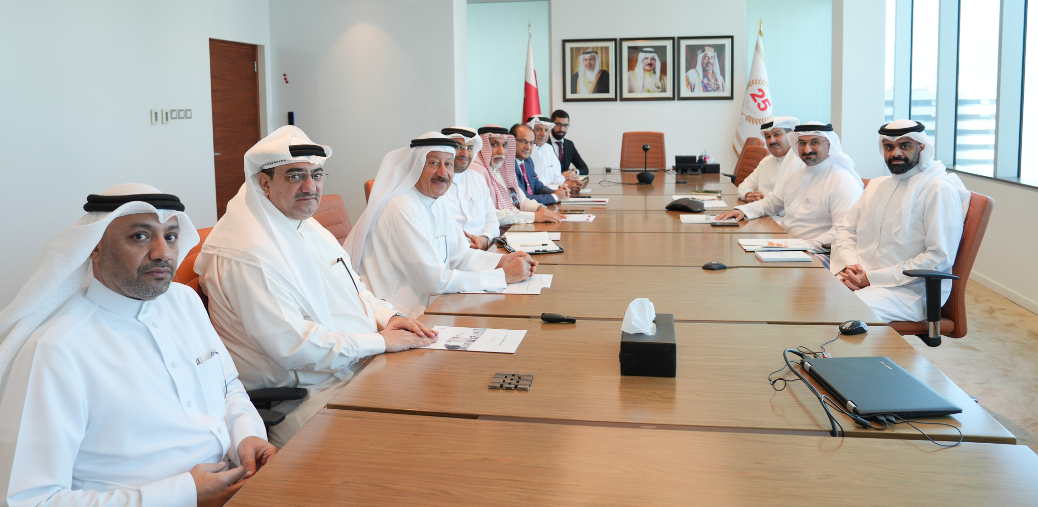 Minister of Industry and Commerce Receives Members of the Bahraini Contractors Association