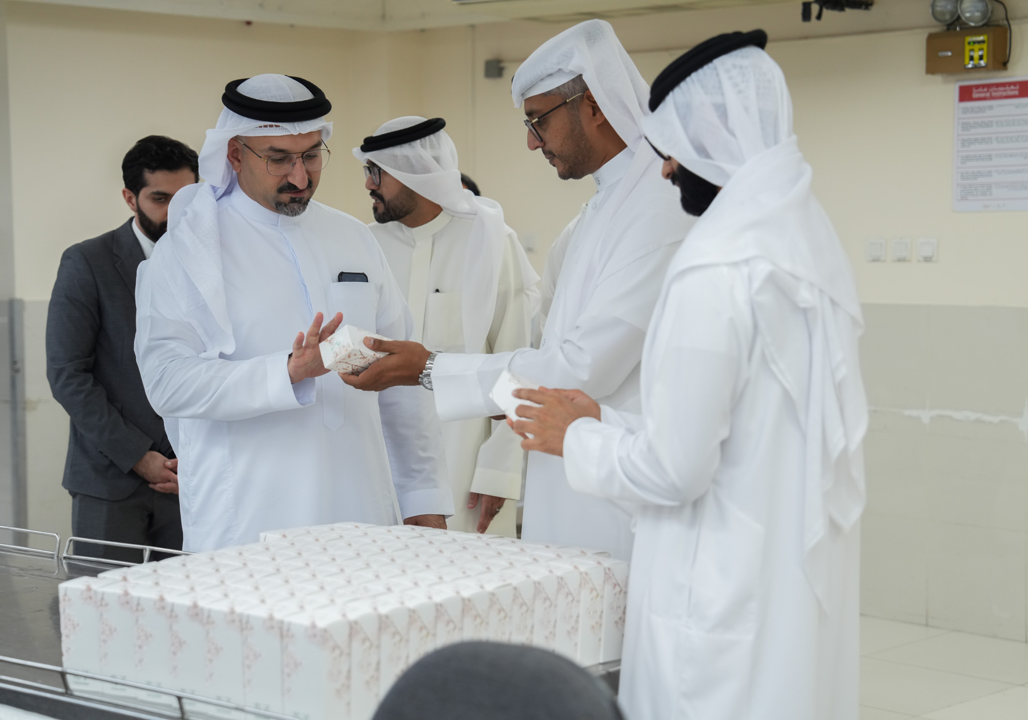  خلال زيارته التفقدية لمصنع سيد جنيد ومصنع الشركة الدولية بسترة الصناعية  وزير الصناعة والتجارة يؤكد على الحرص الكبير في دعم القطاع الصناعي ورفد مسيرة البناء والتطوير بمملكة البحرين 