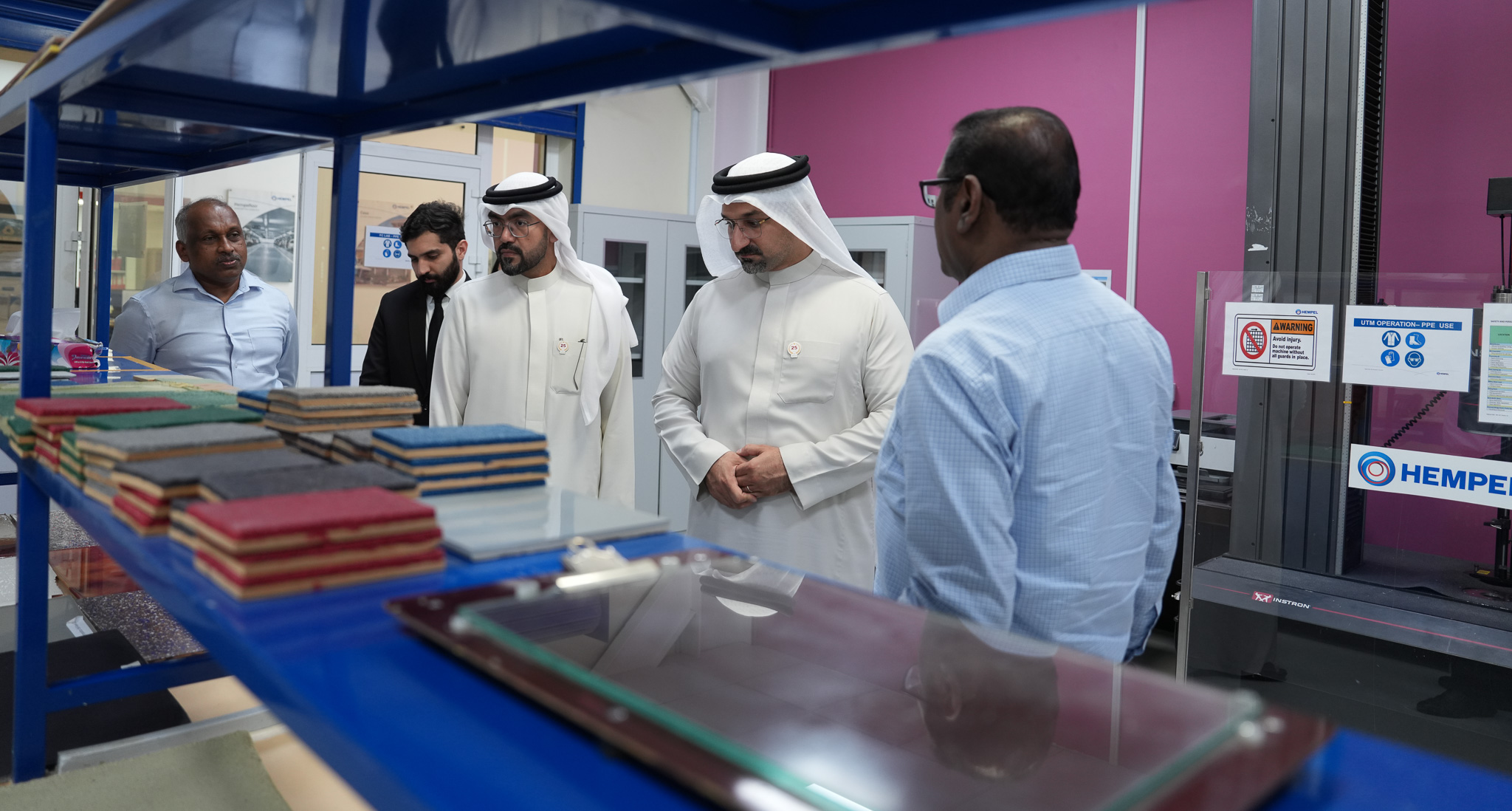 وزير الصناعة والتجارة يطلع على سير العمل في عدد من المصانع بمنطقة ميناء سلمان الصناعية