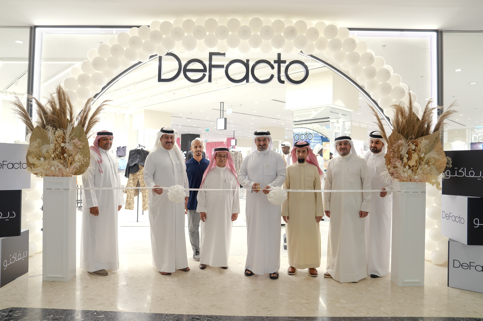 Industry and Commerce Minister Inaugurates First Defacto Branch in Bahrain in Seef Mall  