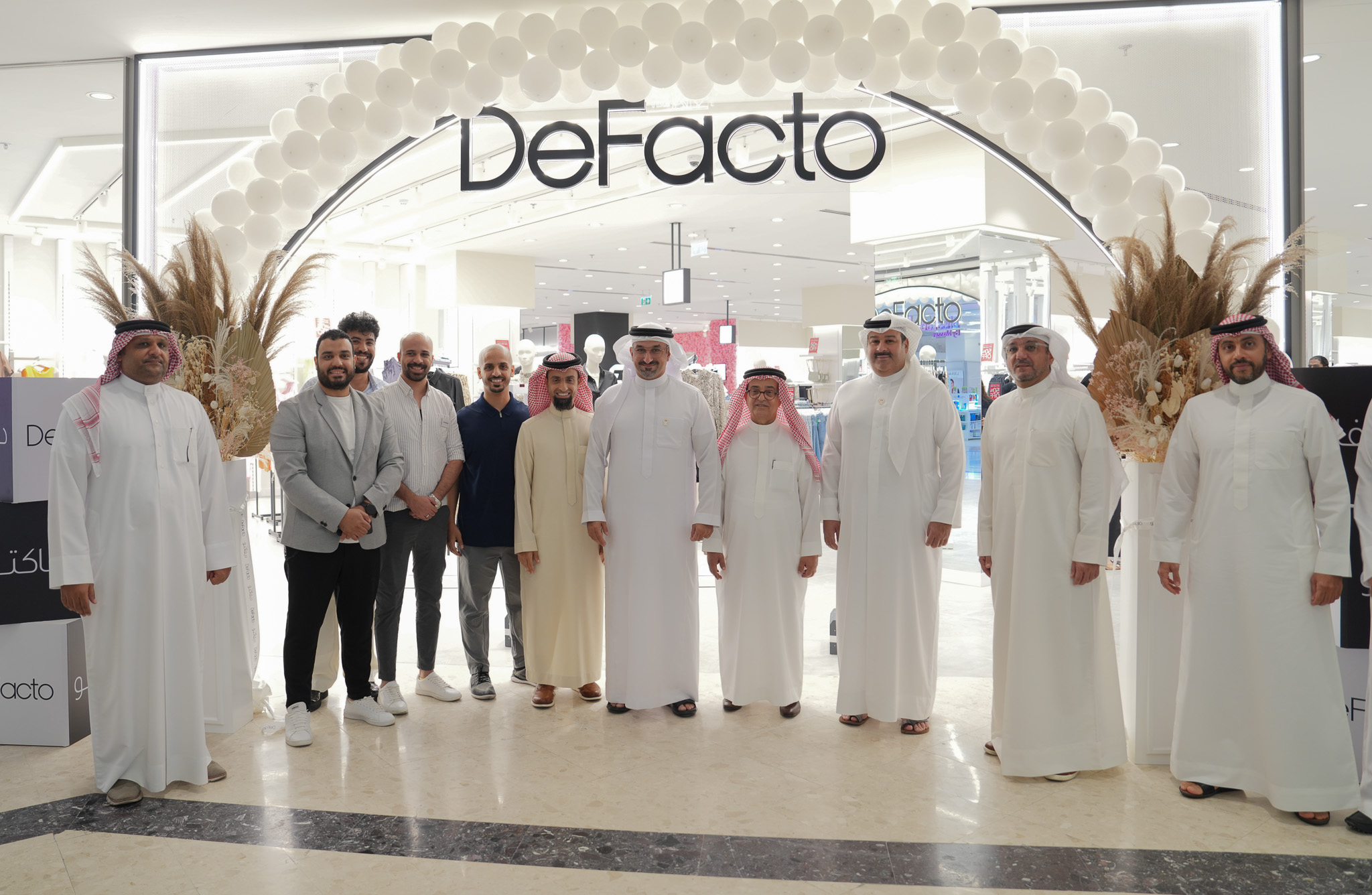 وزير الصناعة والتجارة يفتتح الفرع الأول لمحلات ديفاكتو في مجمع السيف التجاري  