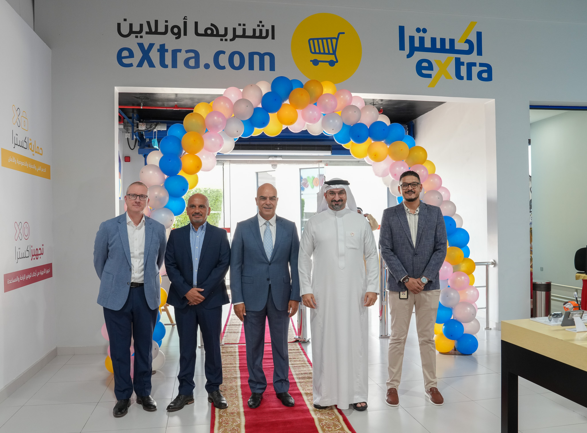 وزير الصناعة والتجارة يشهد حفل إطلاق شركة "إكسترا" لمتجر "أبل" بمجمع السيف في المنامة