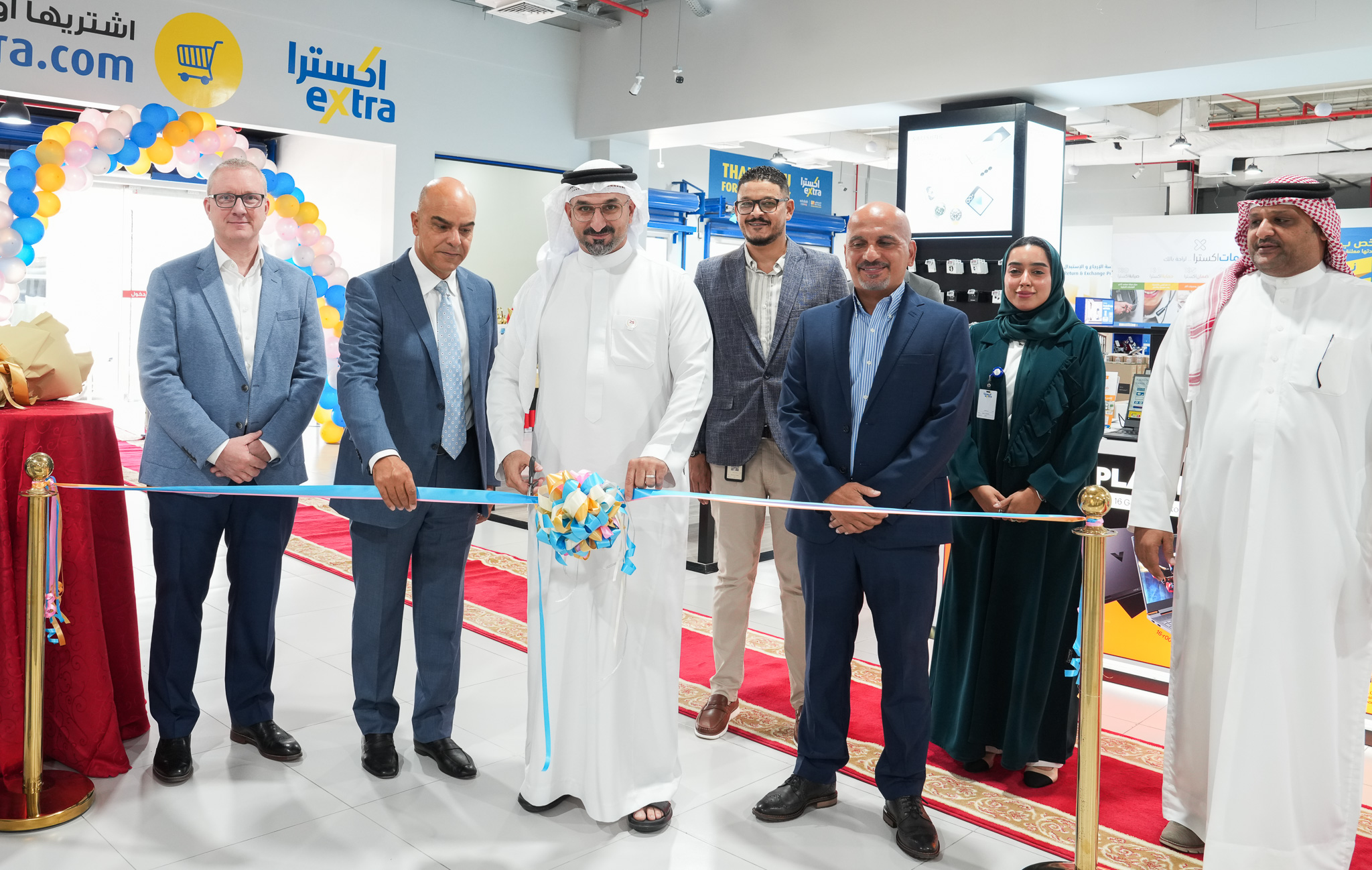 Minister of Industry and Commerce Attends the Launch of &quot;Apple&quot; Store in Seef Mall