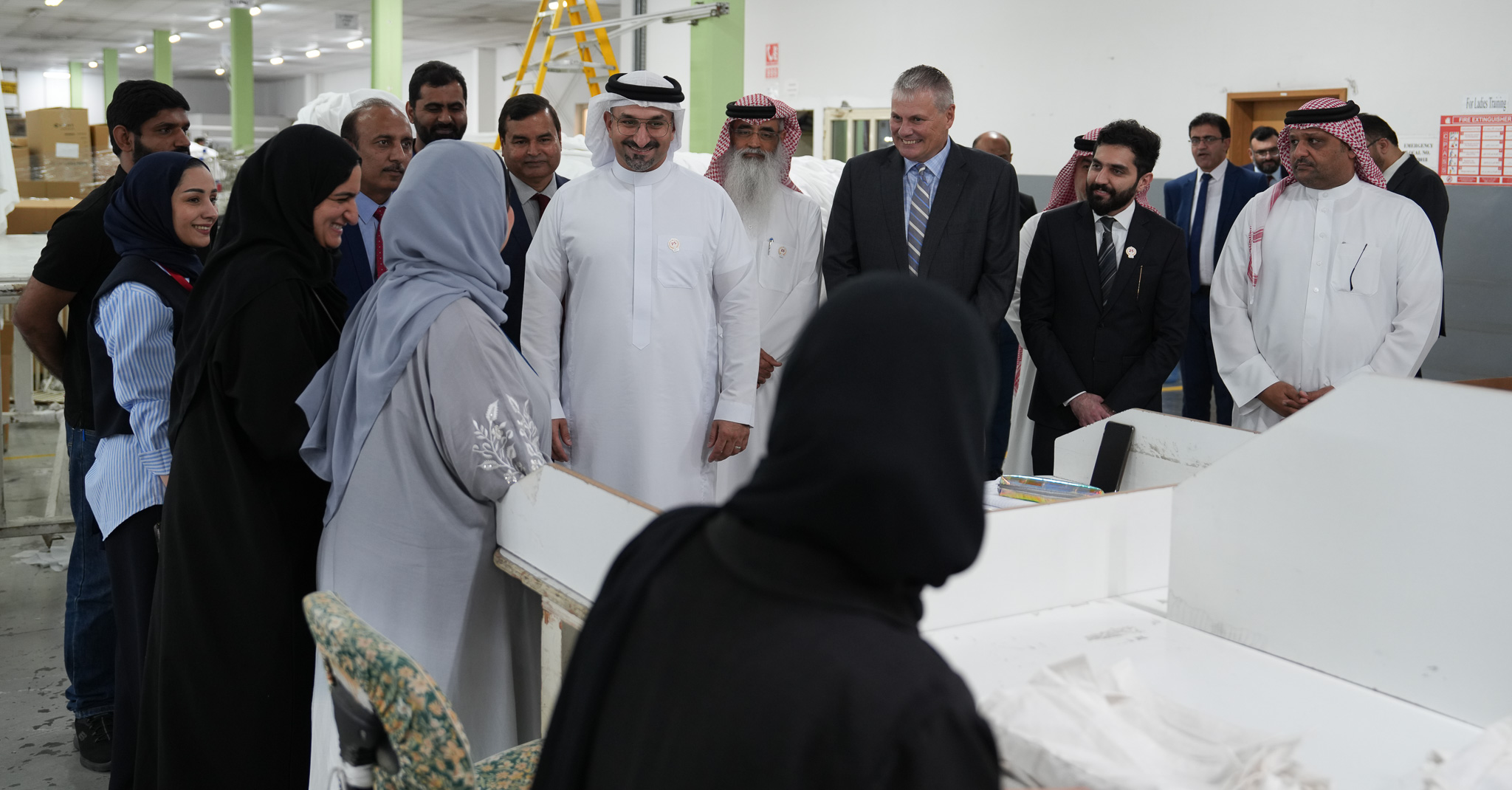 وزير الصناعة والتجارة يقوم بزيارة ميدانية تفقدية لمصنع ويست بوينت هوم بحرين لصناعة المنسوجات بمنطقة المزرع الصناعية في عسكر 