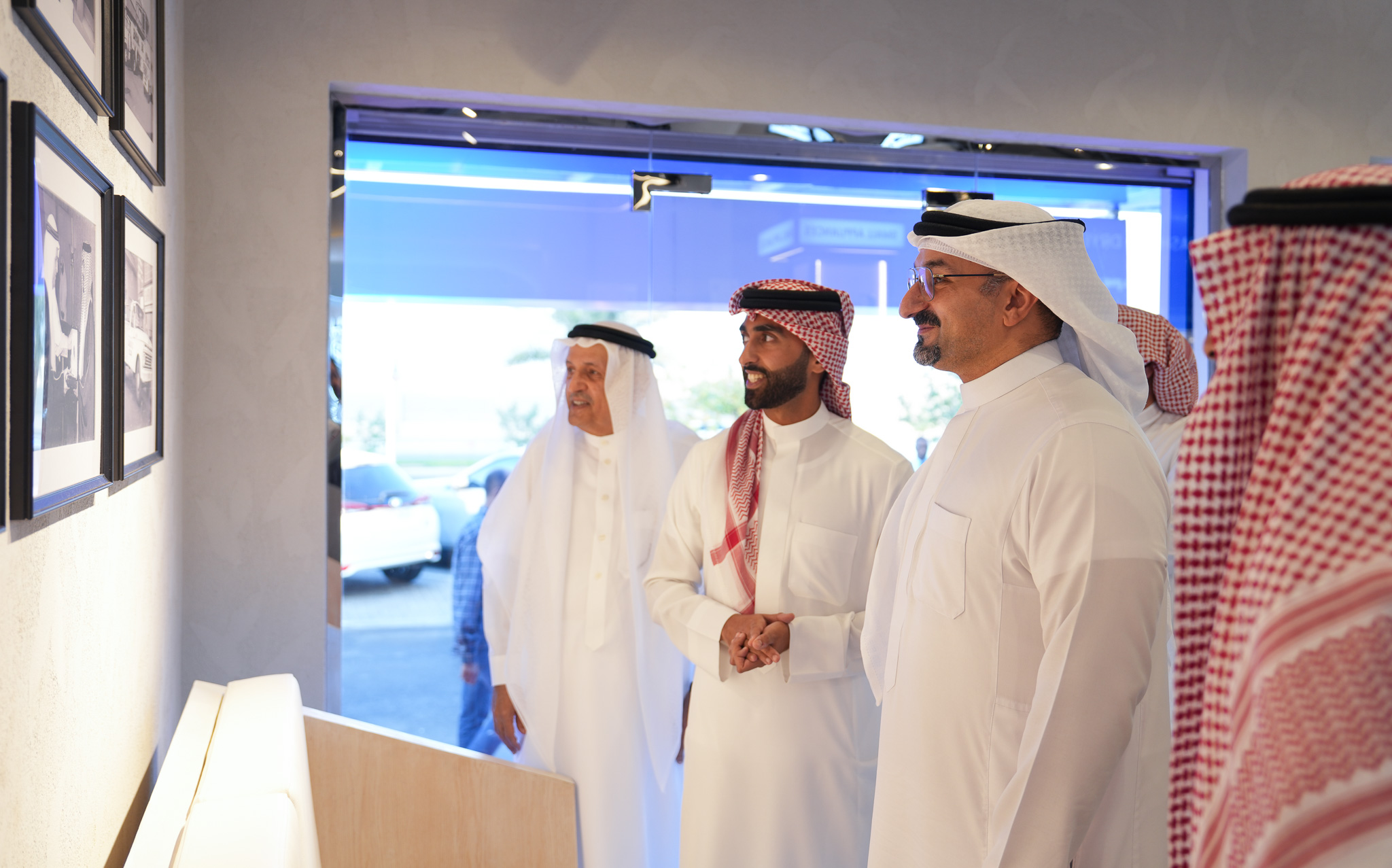 وزير الصناعة والتجارة يفتتح قاعة عرض شركة غاز البحرين الجديدة بعراد