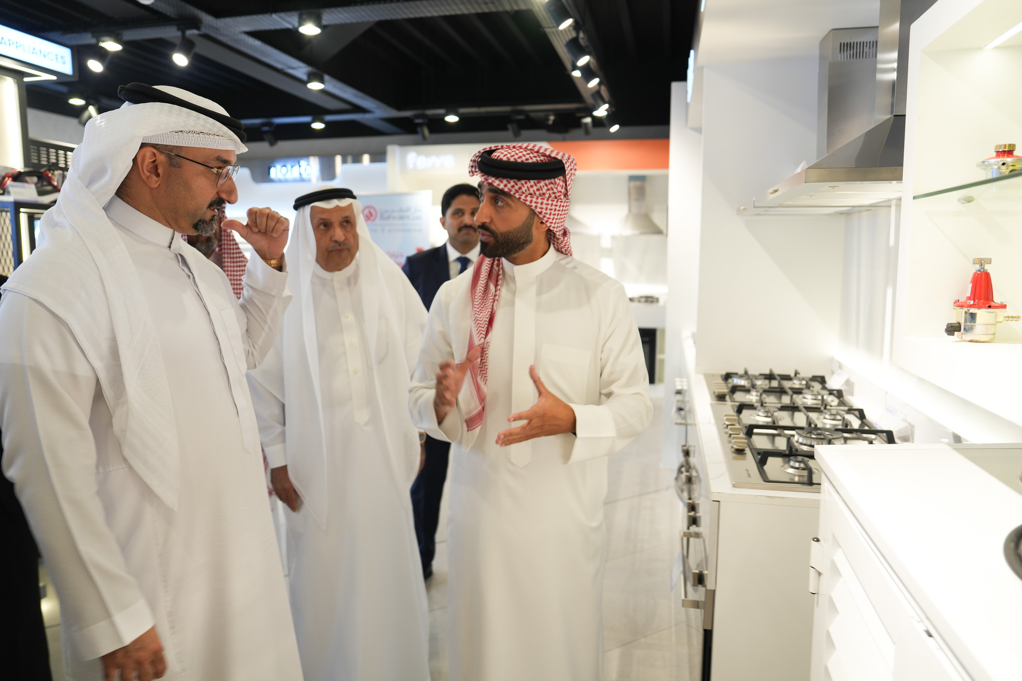 وزير الصناعة والتجارة يفتتح قاعة عرض شركة غاز البحرين الجديدة بعراد