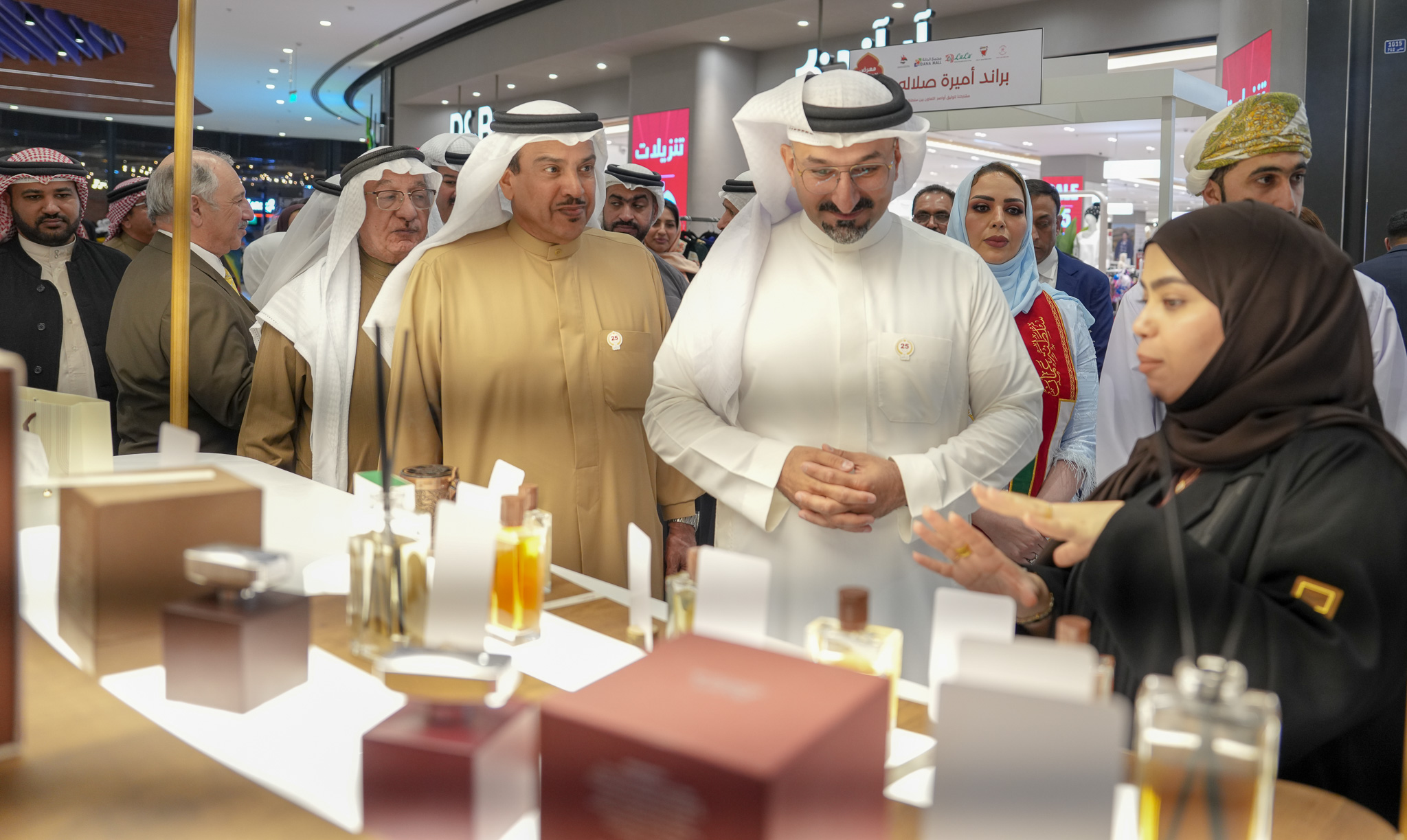 وزير الصناعة والتجارة يفتتح معرض المنتجات البحرينية العمانية