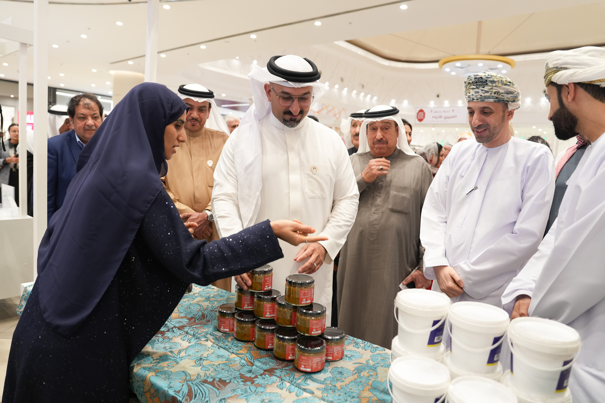 وزير الصناعة والتجارة يفتتح معرض المنتجات البحرينية العمانية