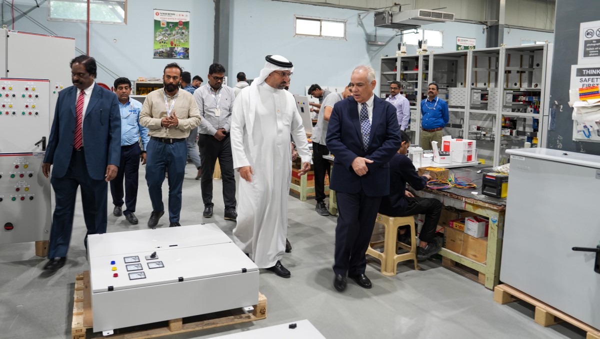 Minister of Industry and Commerce Visits Amiri Industries in Salman Industrial City in Hidd