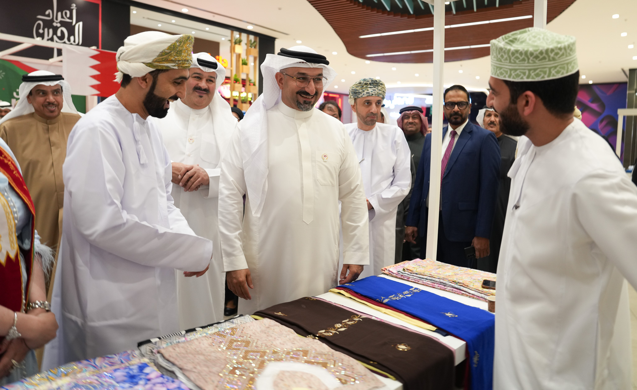 وزير الصناعة والتجارة يفتتح معرض المنتجات البحرينية العمانية