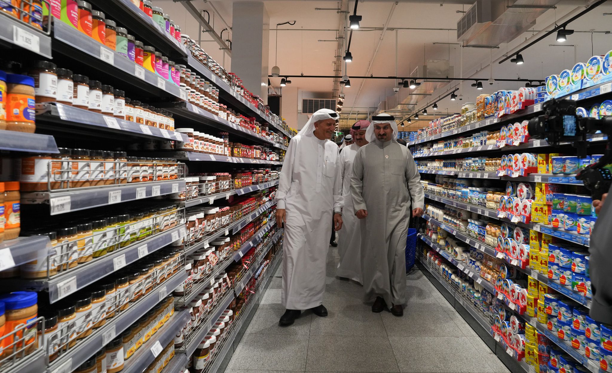 Minister of Industry and Commerce Overviews Ramadan Preparations in Helli and Danube