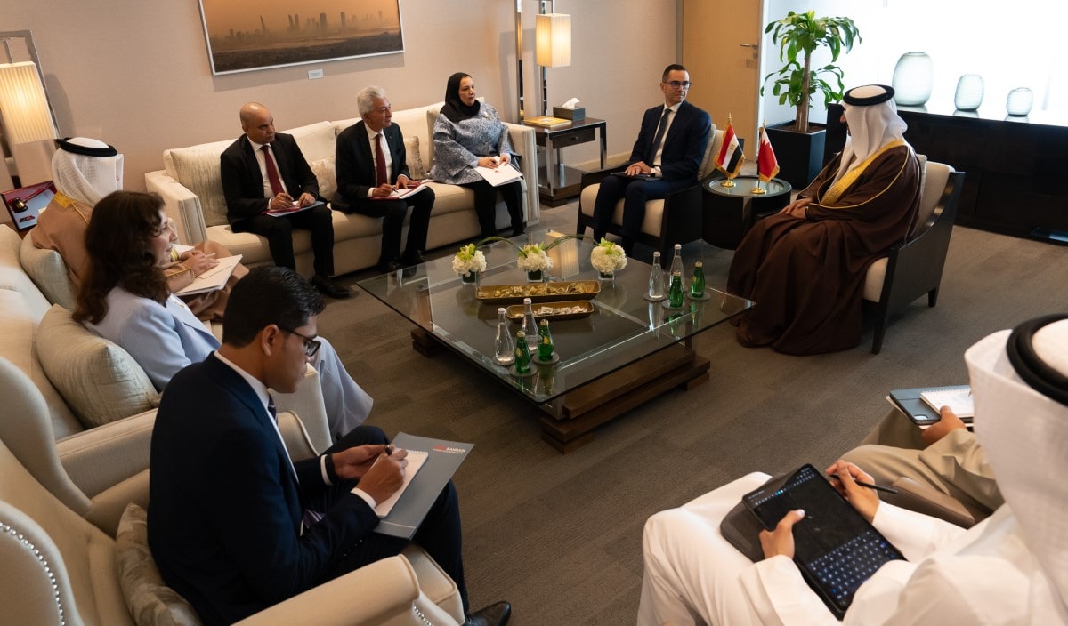 في إطار الاجتماع الثاني للجنة الحكومية البحرينية المصرية للتعاون التجاري والاقتصادي والعلمي والتكنولوجي.. وزير الصناعة والتجارة يجتمع بوزير الاستثمار والتجارة الخارجية المصري